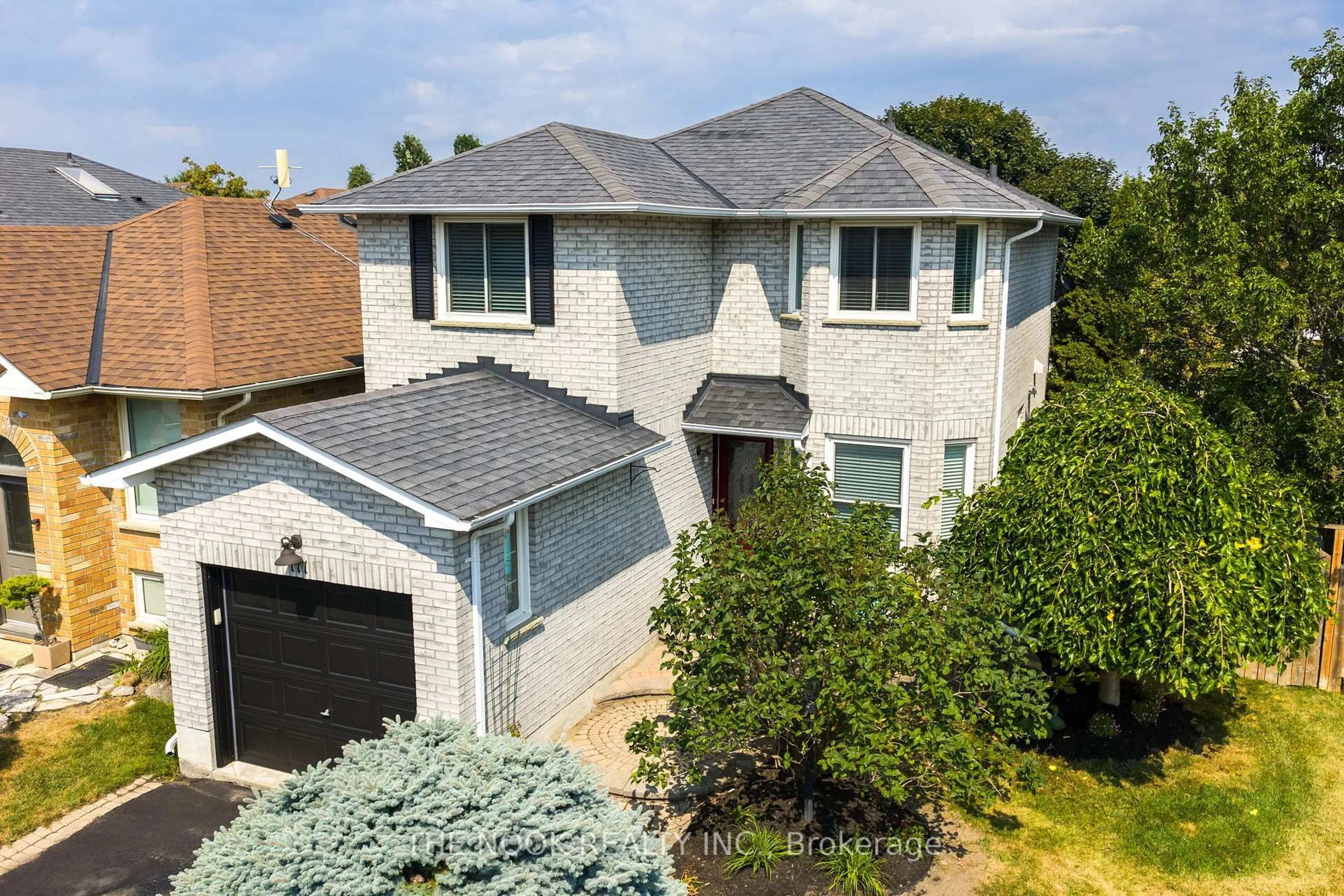A pic from outside/outdoor area/front of a property/back of a property/a pic from drone, street for 111 Avondale Dr, Clarington Ontario L1E 3A3