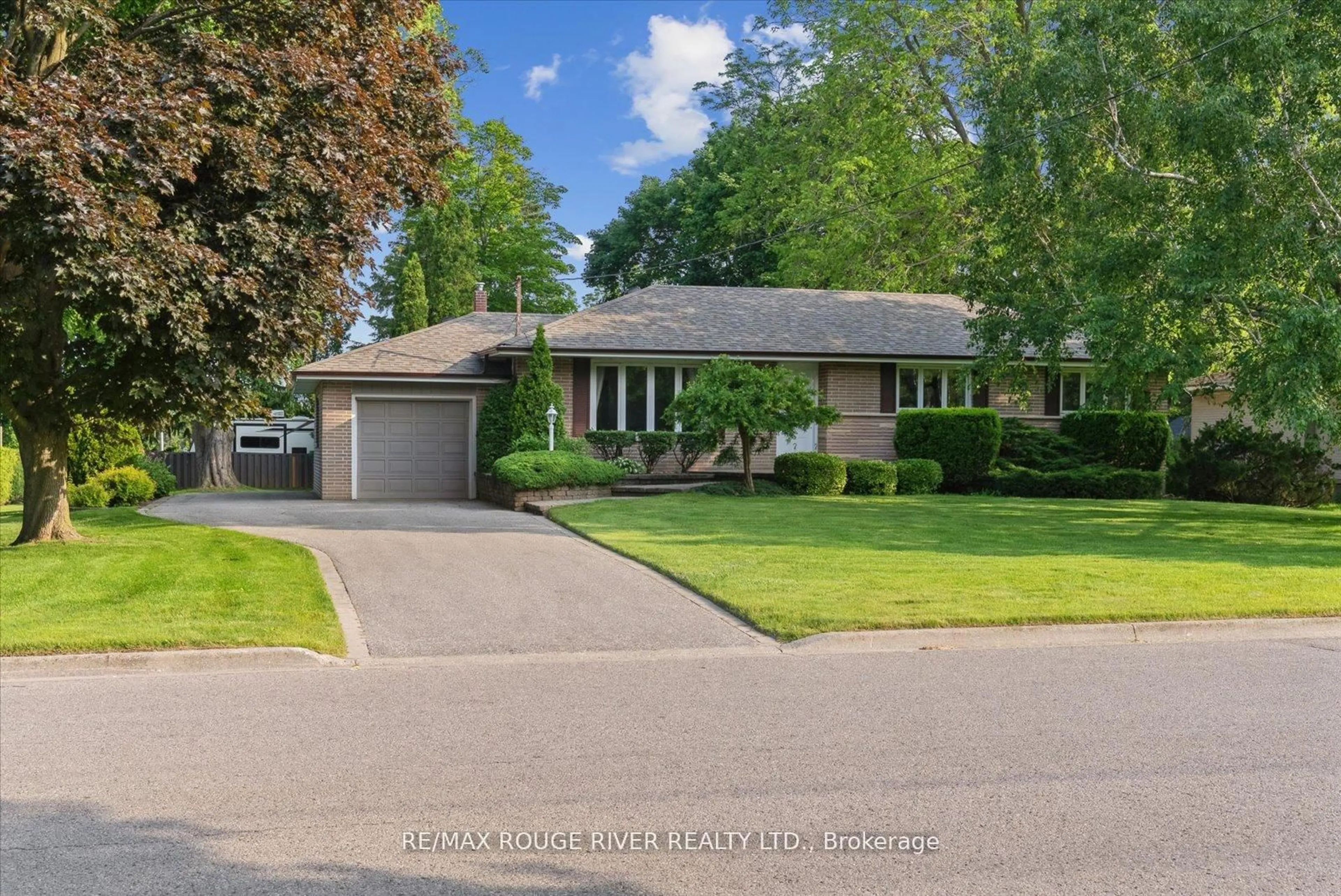 Unknown for 15 Westwood Dr, Whitby Ontario L1N 3N8