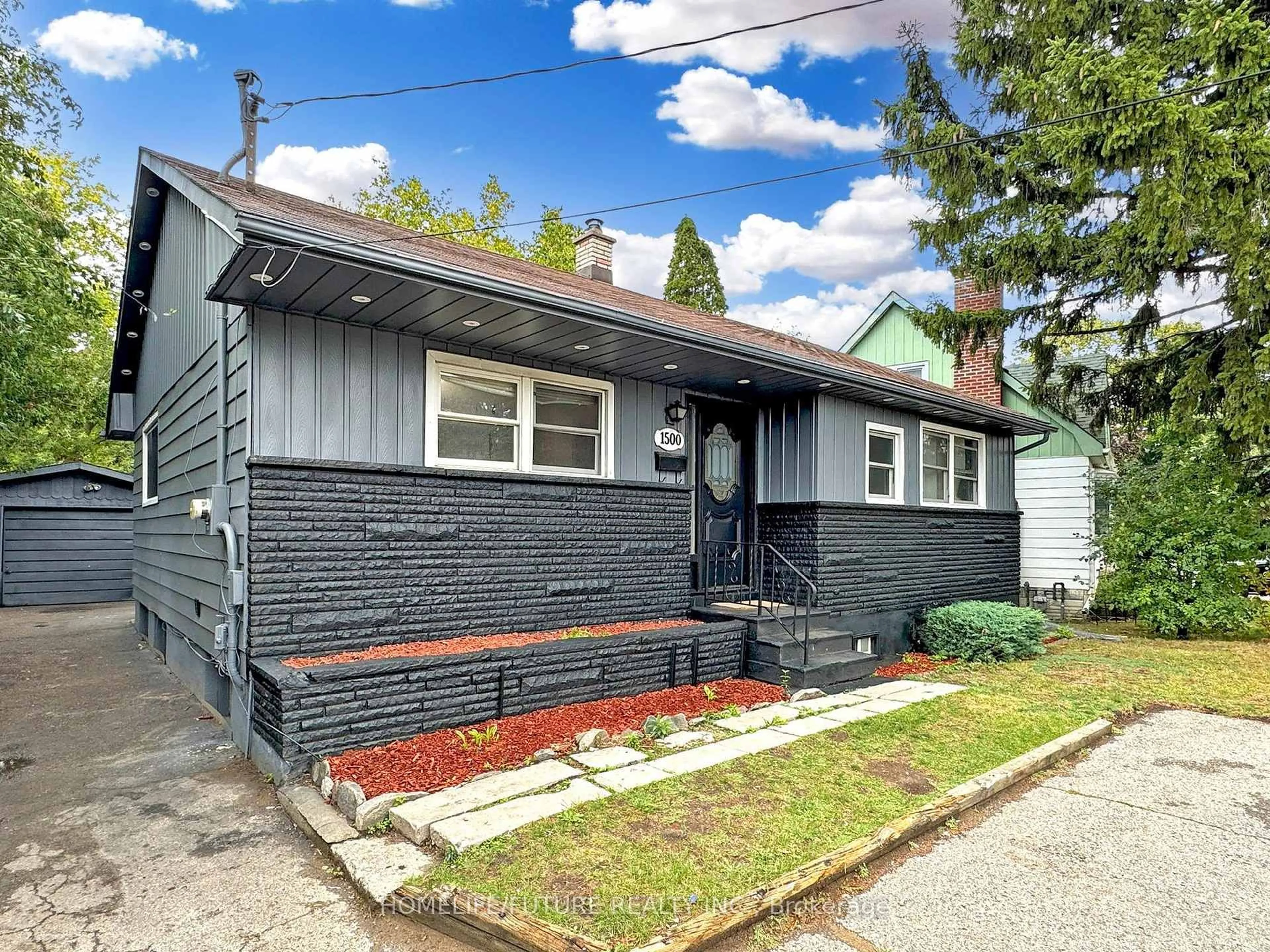 Home with vinyl exterior material, street for 1500 Simcoe St, Oshawa Ontario L1G 4X7