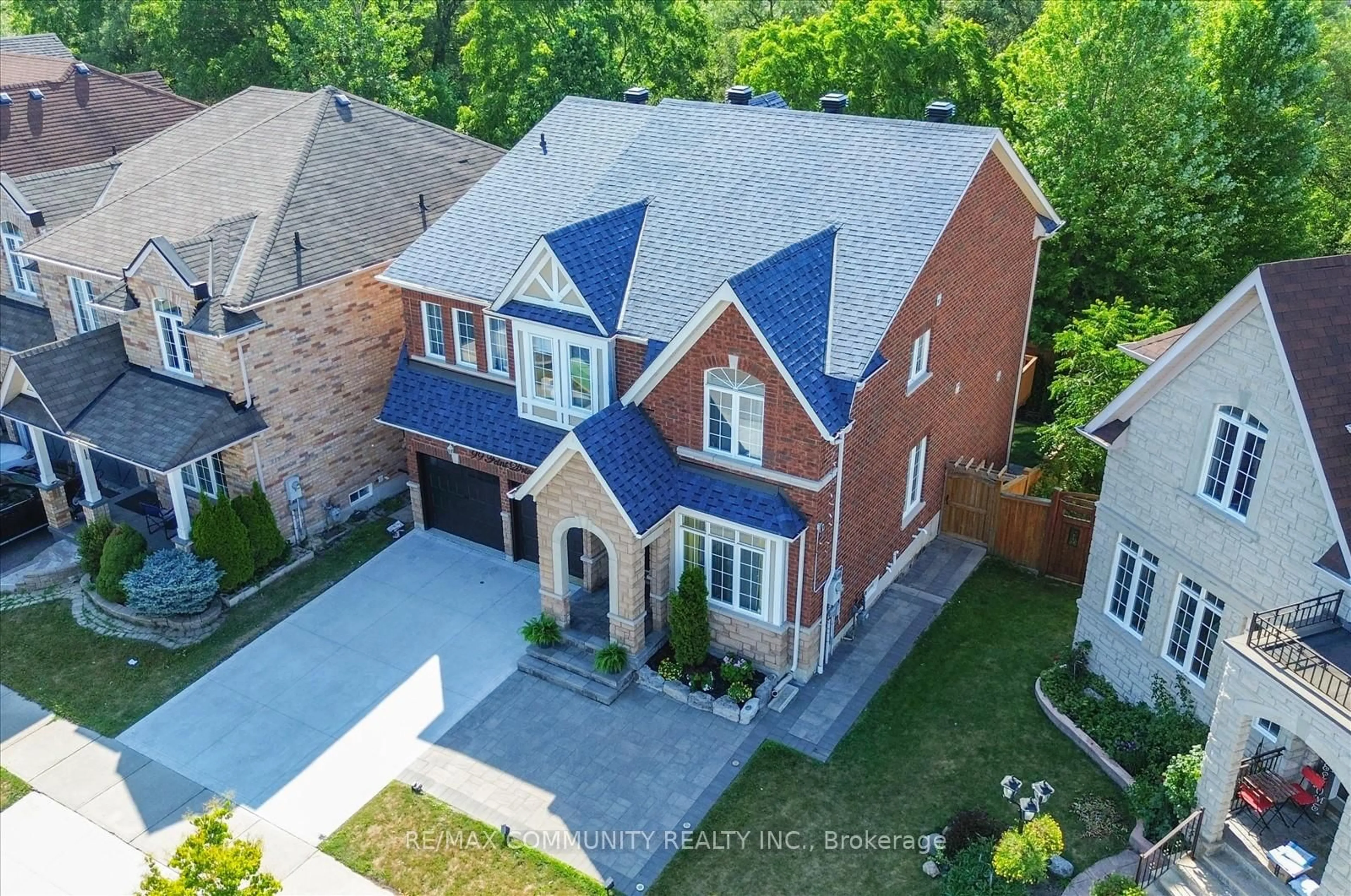 A pic from outside/outdoor area/front of a property/back of a property/a pic from drone, street for 99 Feint Dr, Ajax Ontario L1T 0E7