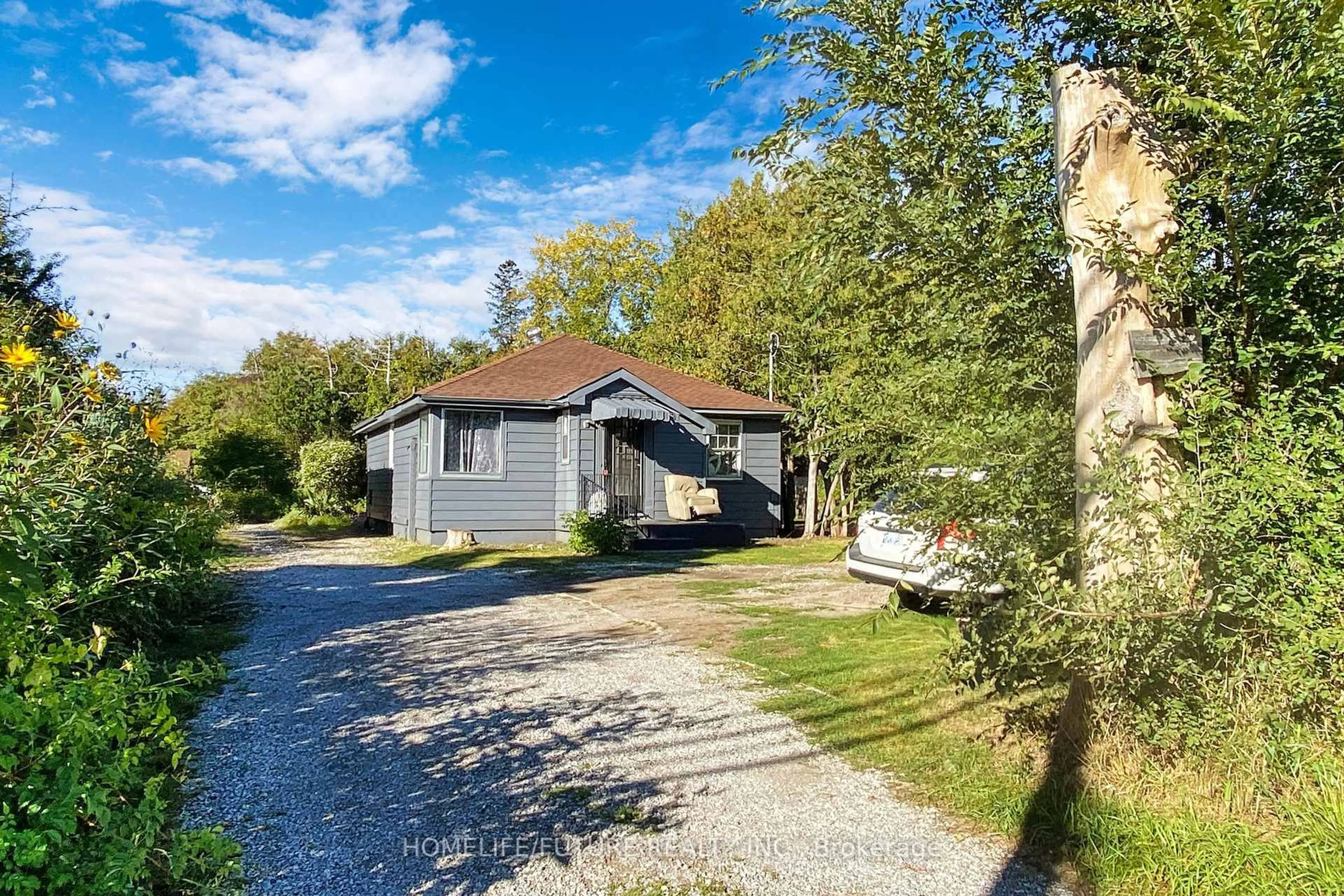 A pic from outside/outdoor area/front of a property/back of a property/a pic from drone, street for 1496 Simcoe St, Oshawa Ontario L1G 4X7