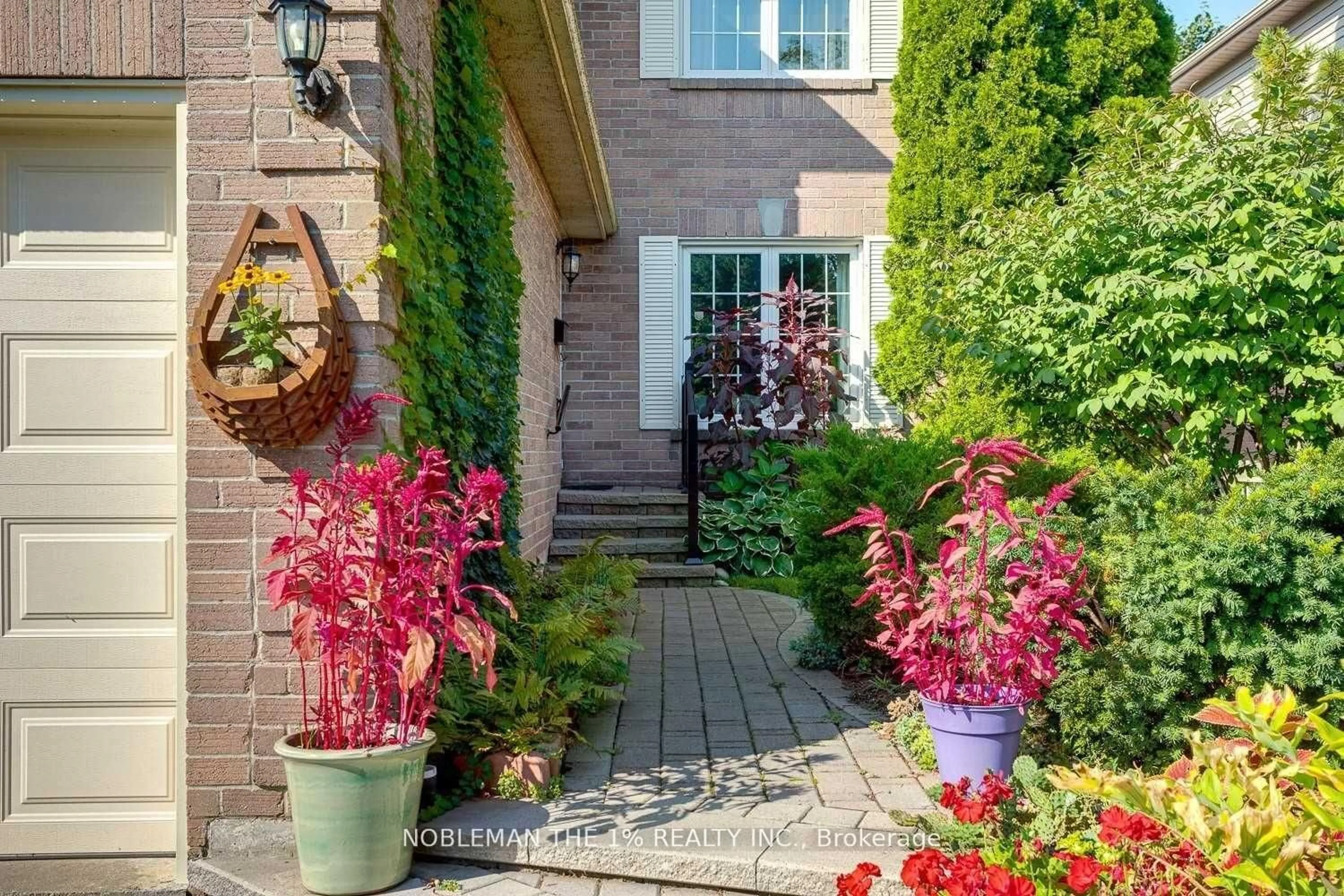 Patio, street for 8 Inglis Ave, Clarington Ontario L1E 2A8