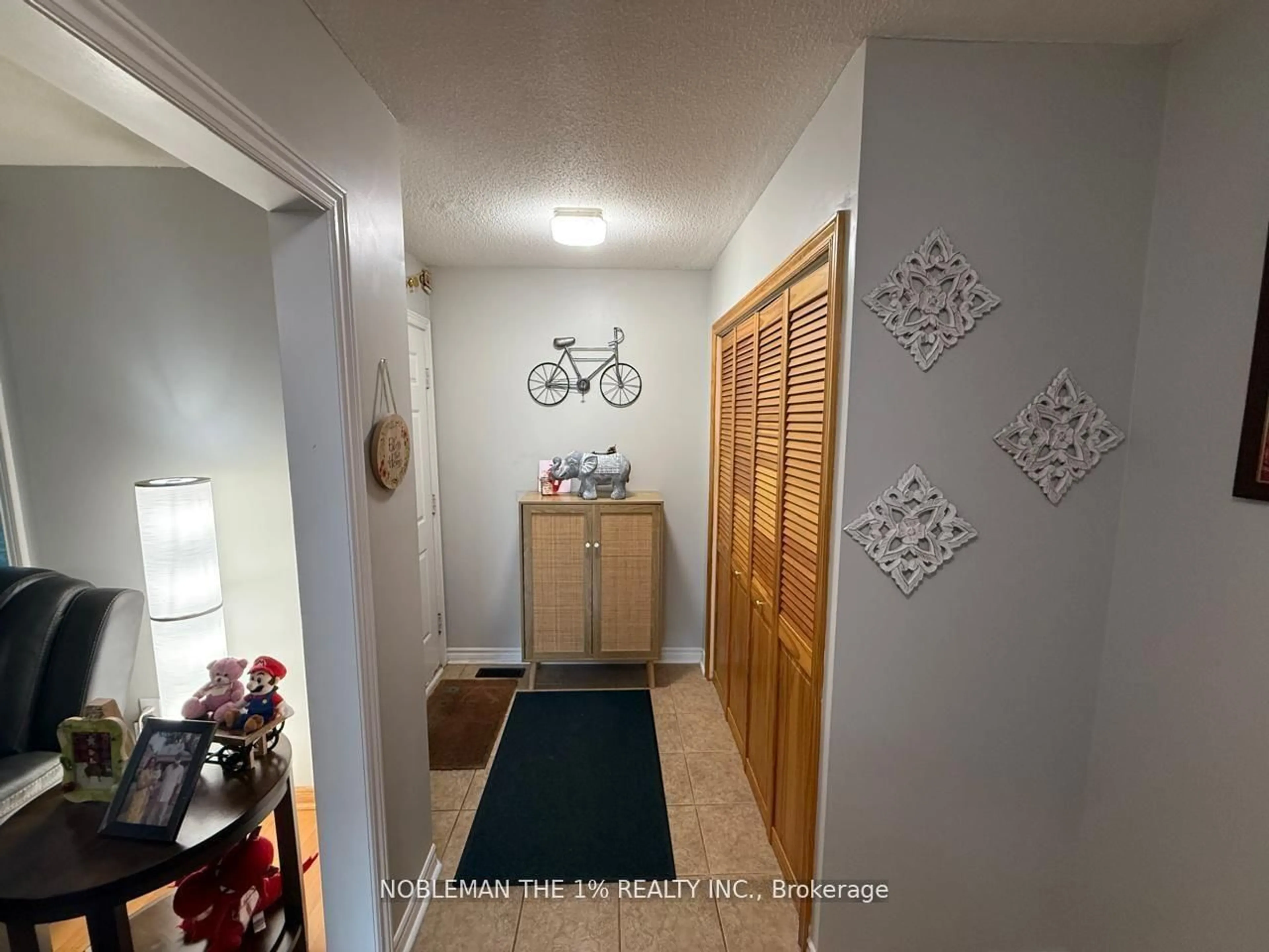 Indoor entryway for 8 Inglis Ave, Clarington Ontario L1E 2A8