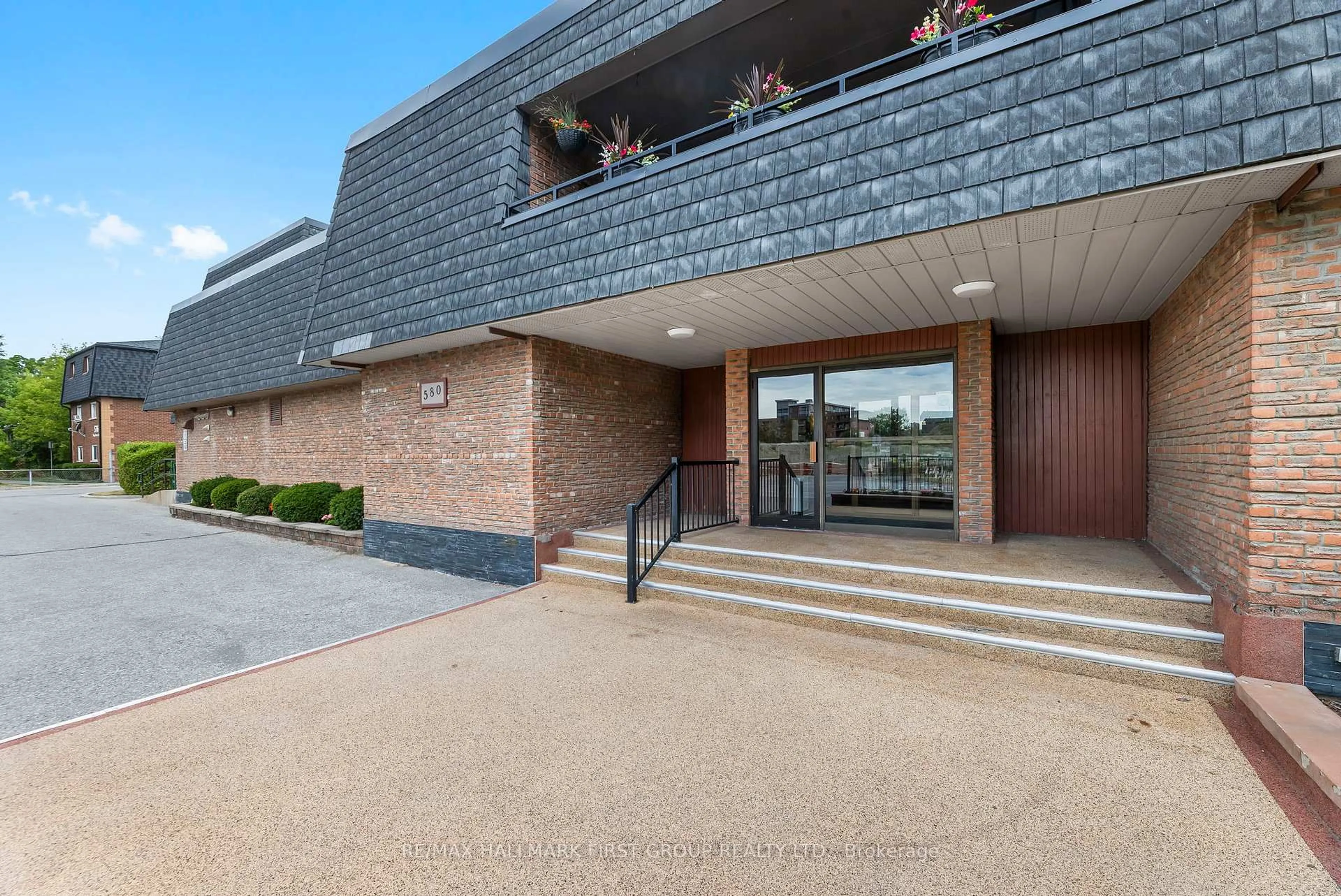 Indoor foyer for 580 Mary St #104, Whitby Ontario L1N 2R3