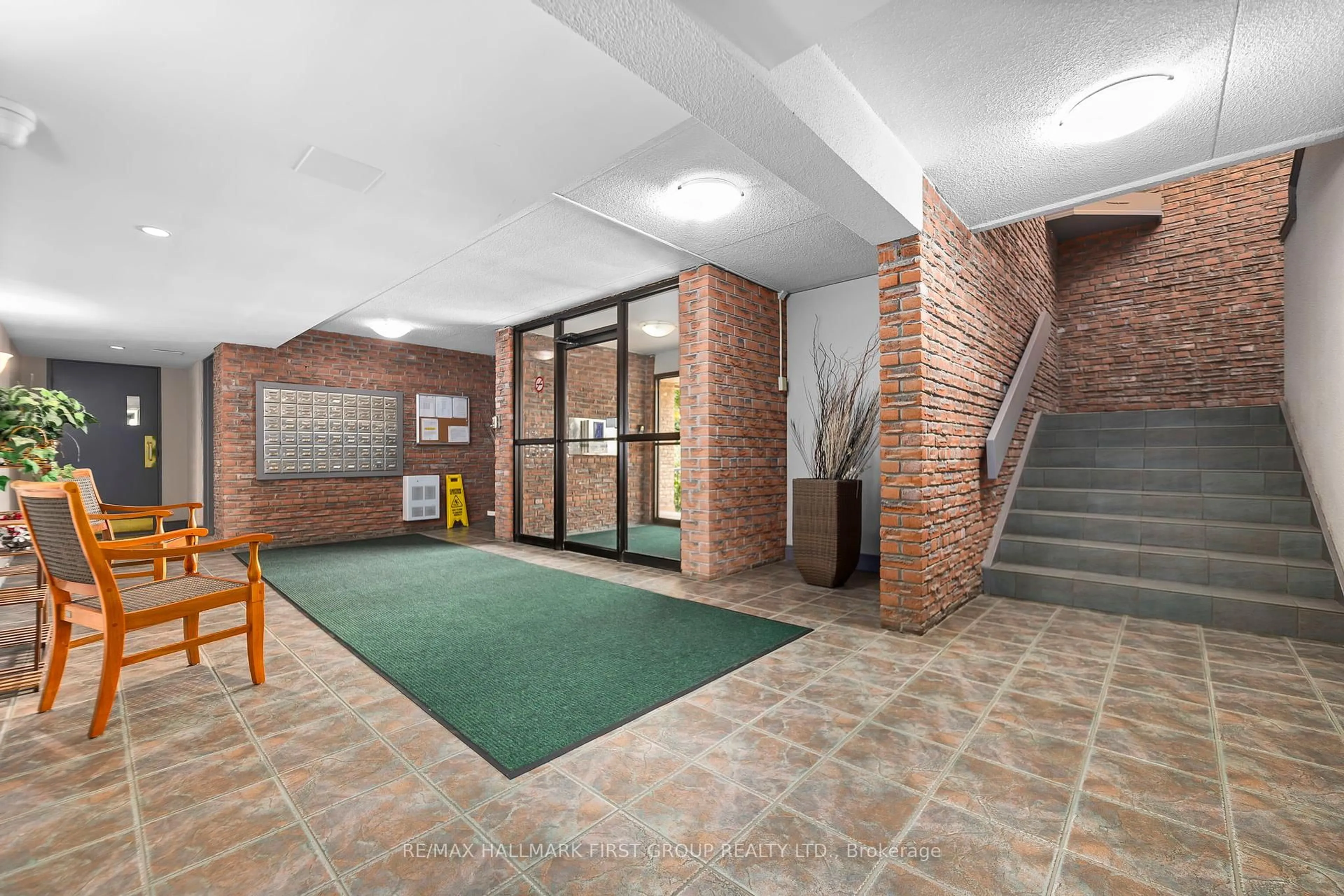 Indoor foyer for 580 Mary St #104, Whitby Ontario L1N 2R3