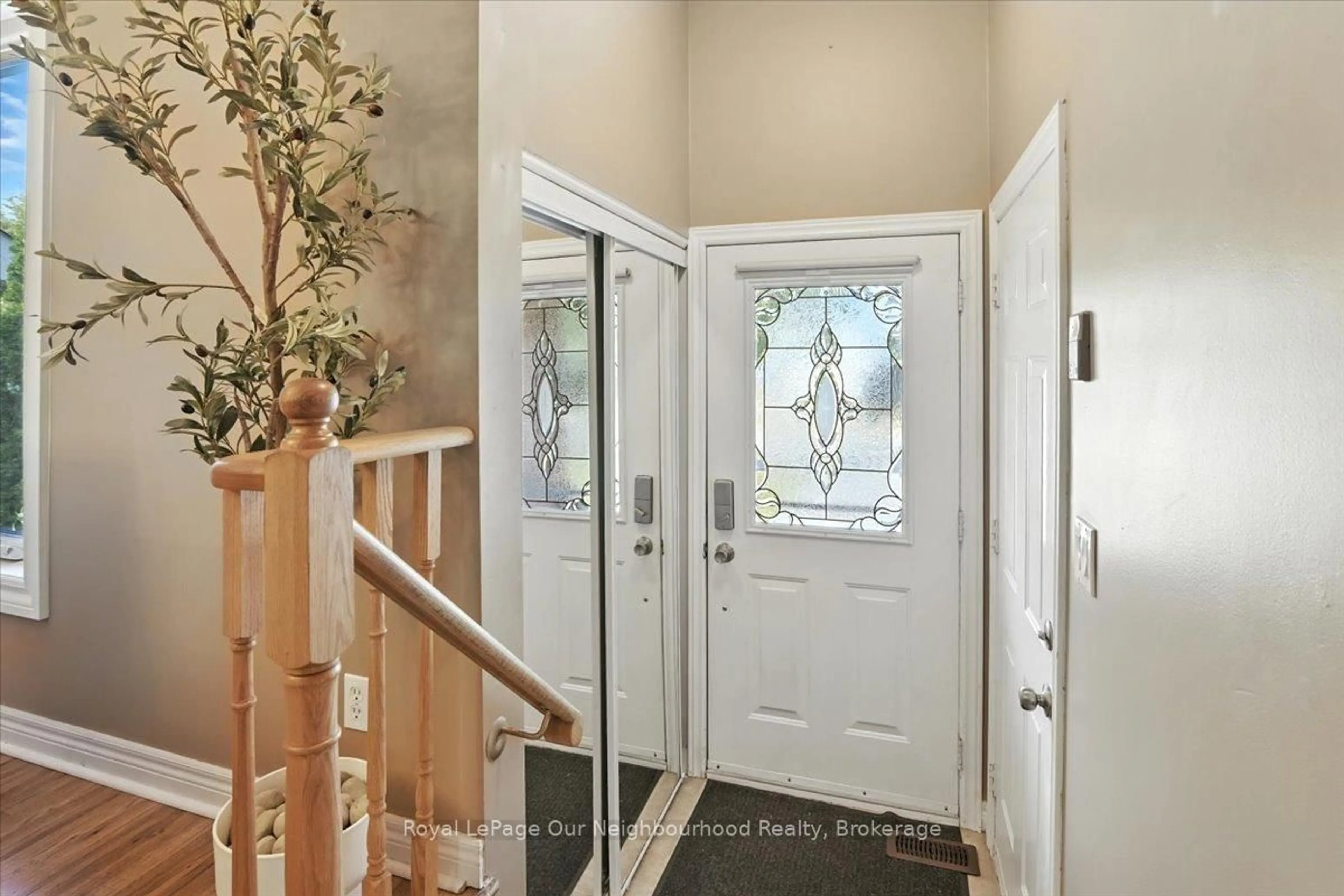 Indoor entryway for 67 Harmer Dr, Clarington Ontario L1B 1P7