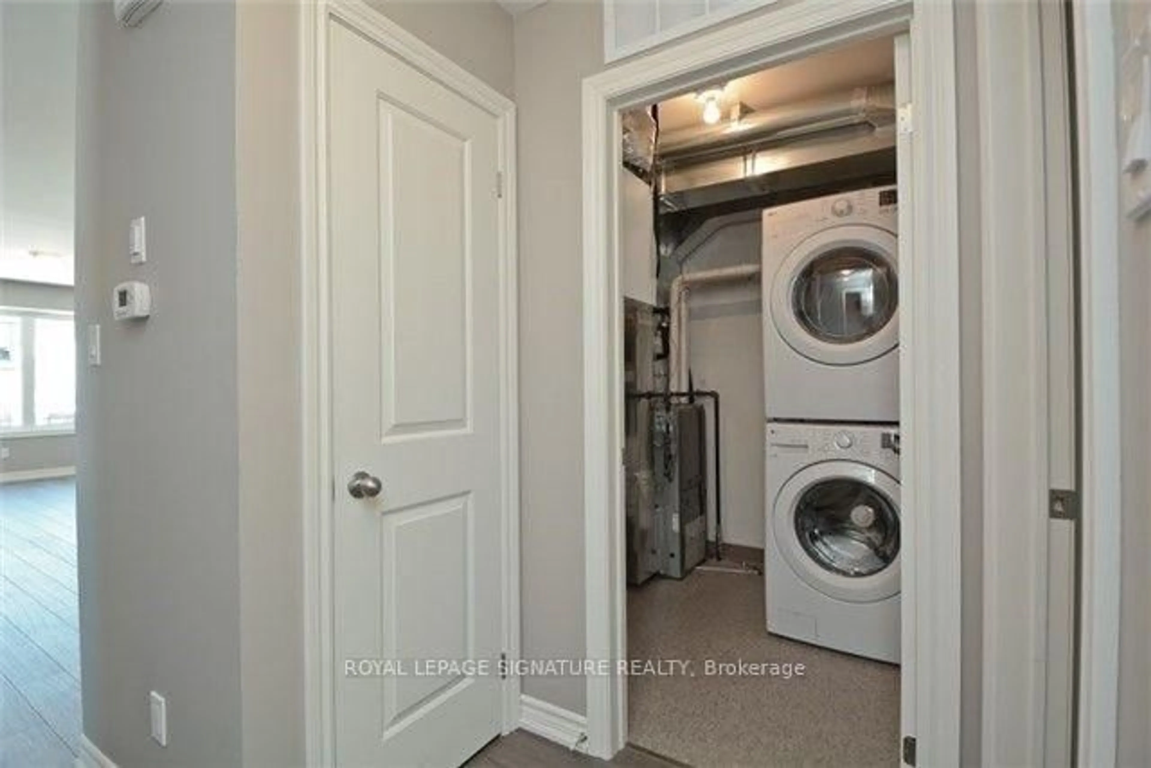 Laundry room for 214 Celina St, Oshawa Ontario L1H 4N6