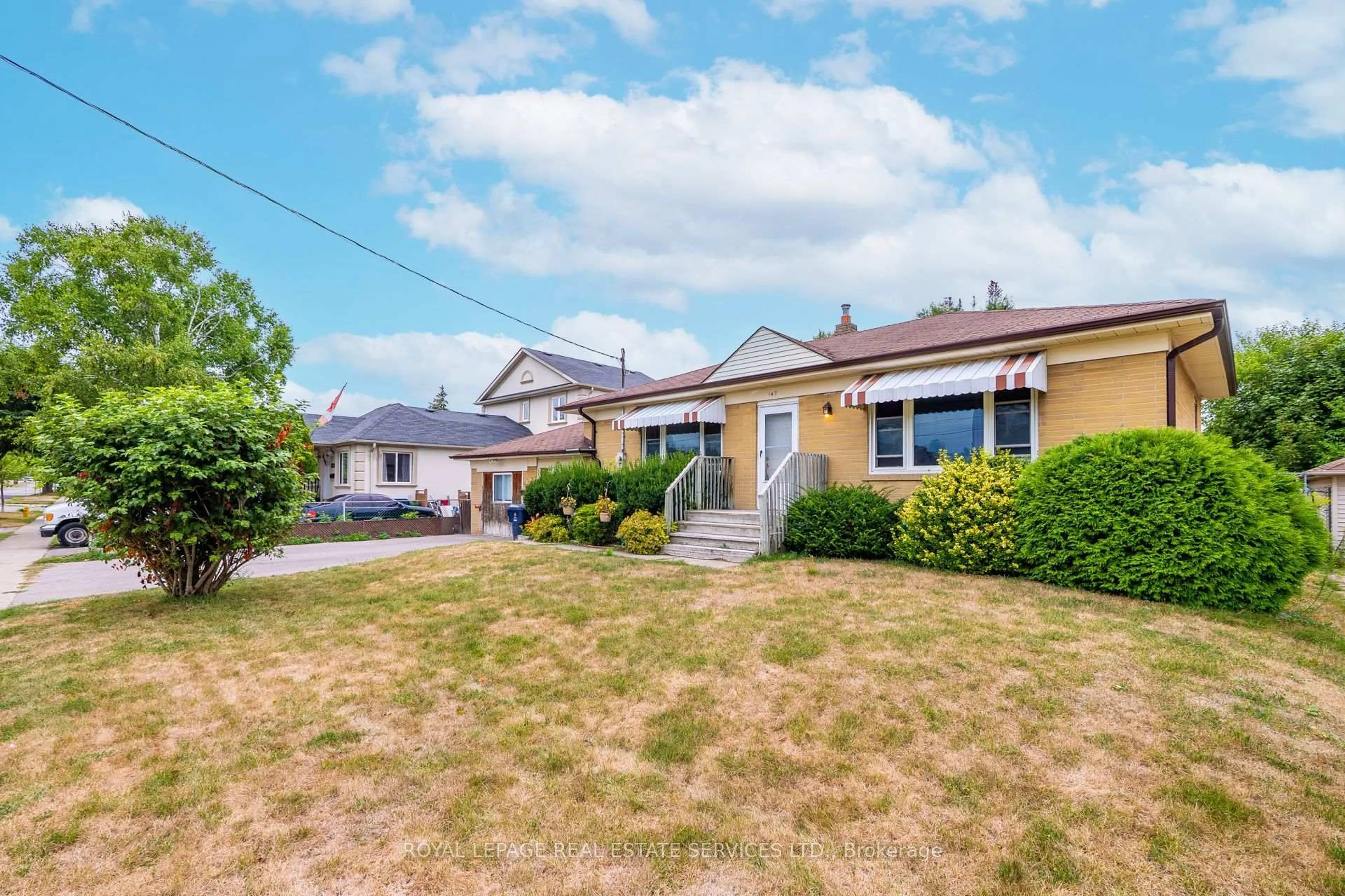 A pic from outside/outdoor area/front of a property/back of a property/a pic from drone, street for 147 Poplar Rd, Toronto Ontario M1E 1Z8