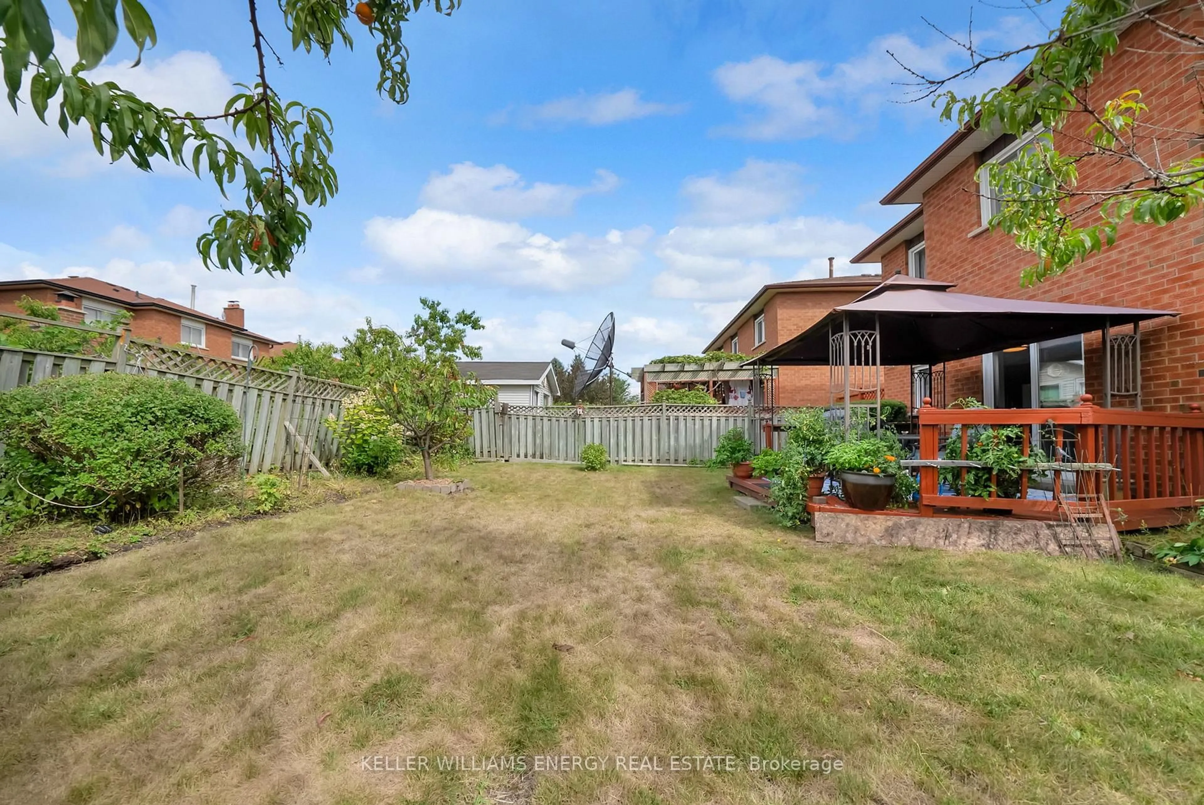 A pic from outside/outdoor area/front of a property/back of a property/a pic from drone, street for 280 Thornton Rd, Oshawa Ontario L1J 6T7