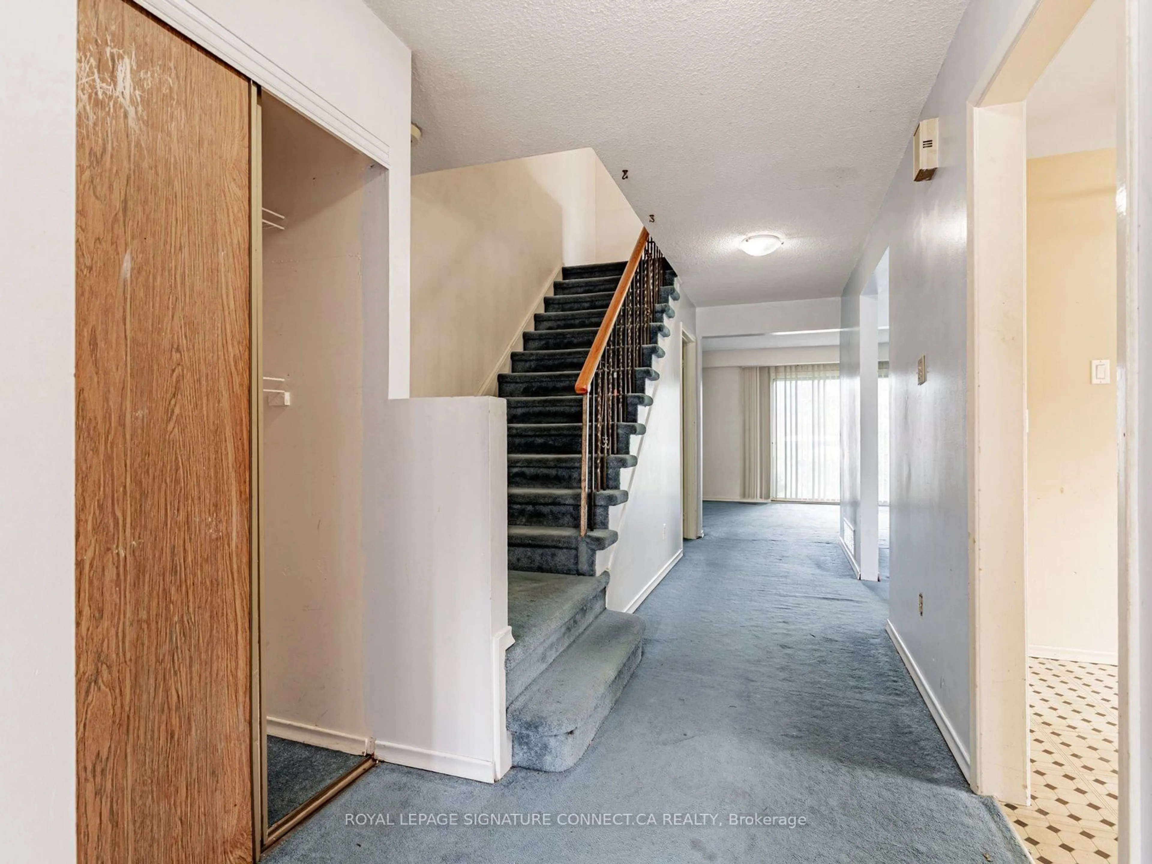 Indoor foyer for 77 White Heather Blvd, Toronto Ontario M1V 1P7