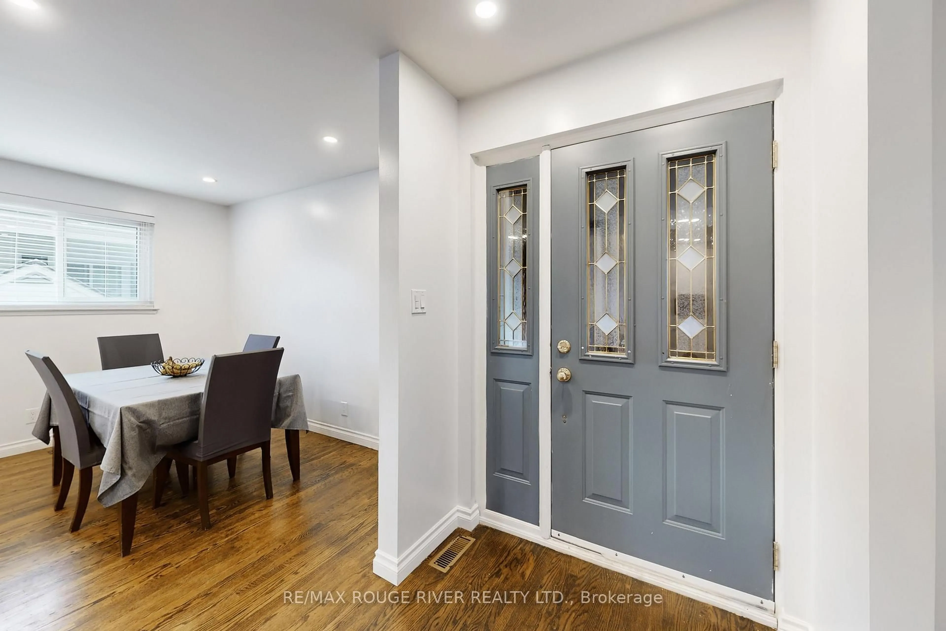 Indoor entryway for 798 Oliva St, Pickering Ontario L1W 2V8