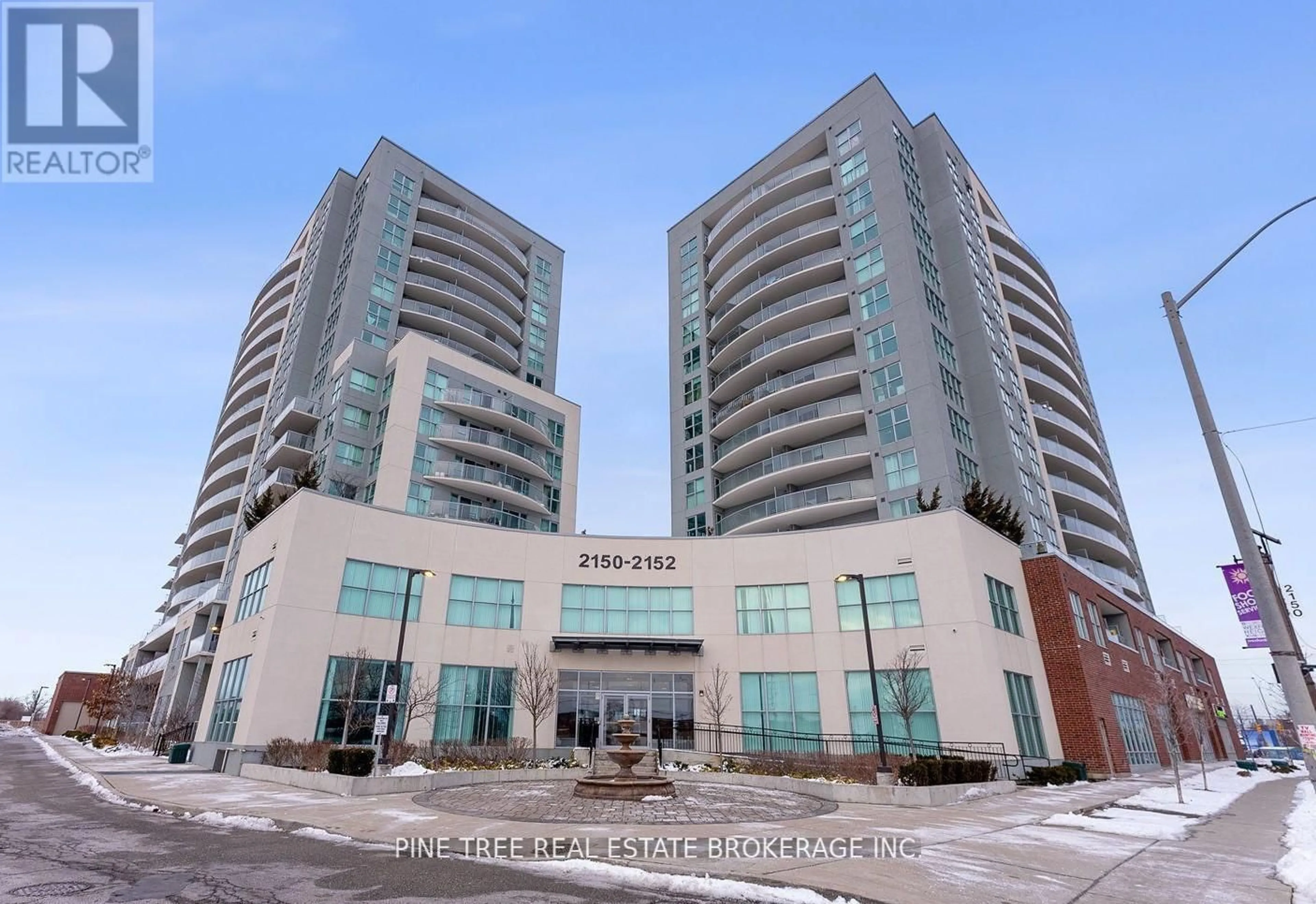 Indoor foyer for 2150 Lawrence Ave #701, Toronto Ontario M1R 3A7