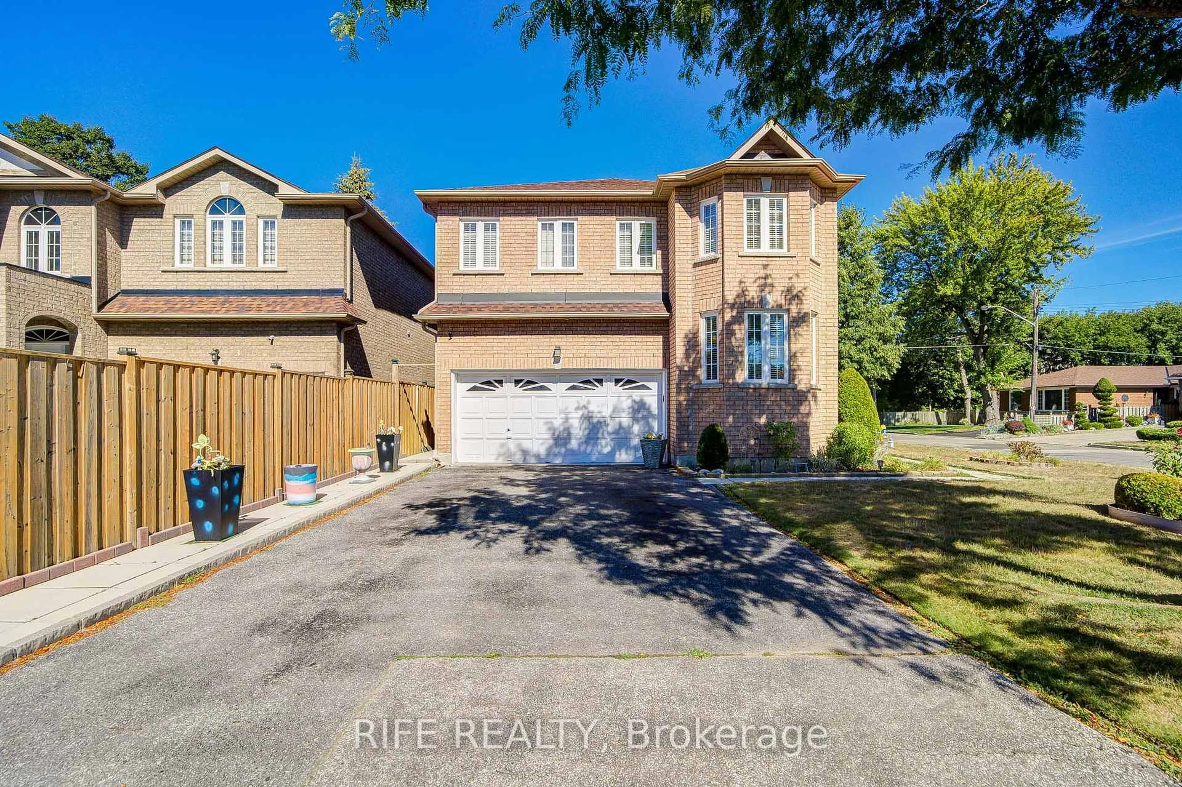 A pic from outside/outdoor area/front of a property/back of a property/a pic from drone, street for 106 Craggview Dr, Toronto Ontario M1E 2L8