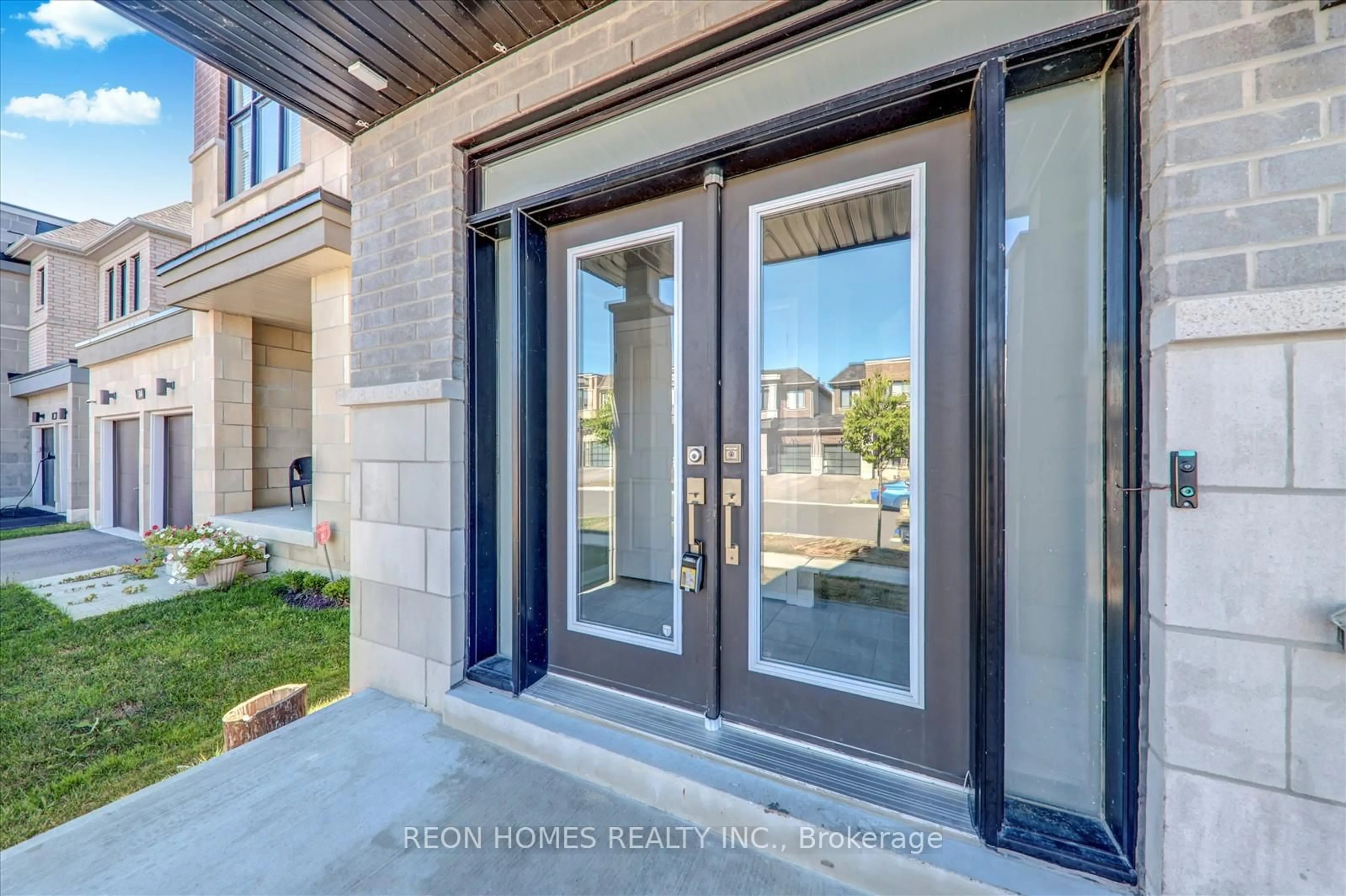 Indoor entryway for 38 Crows Nest Lane, Clarington Ontario L1C 4A9