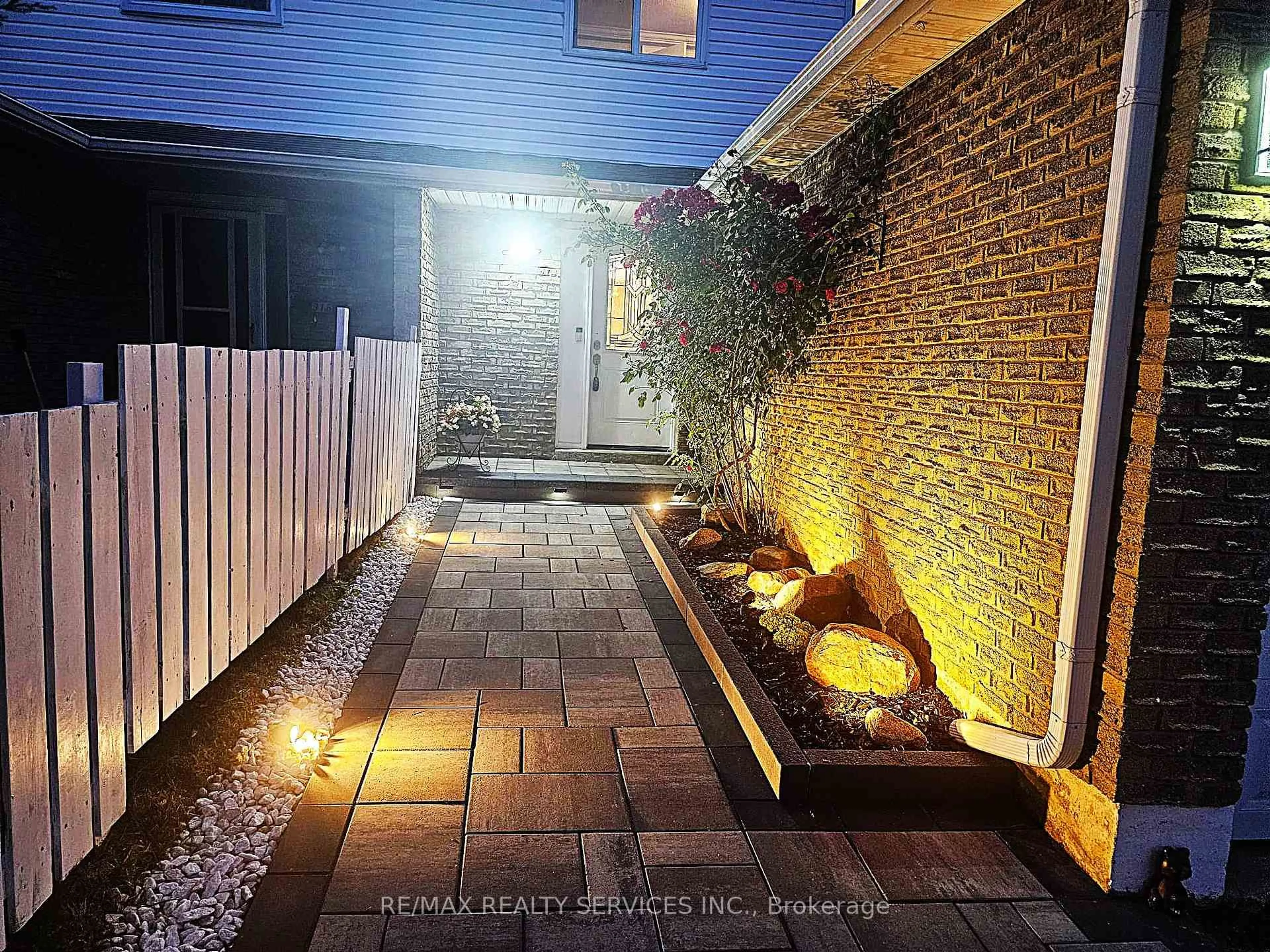 Unknown for 312 Killarney Crt, Oshawa Ontario L1J 6C7
