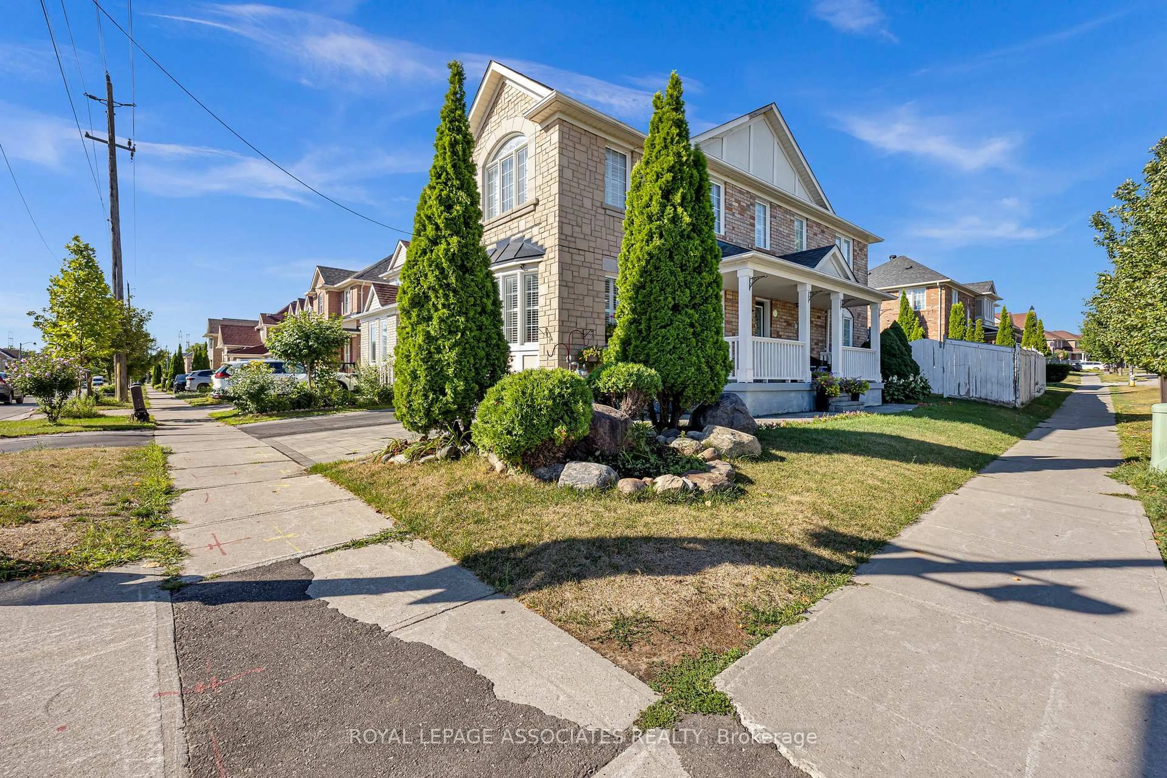 A pic from outside/outdoor area/front of a property/back of a property/a pic from drone, street for 41 Pinoak St, Toronto Ontario M1X 1W7