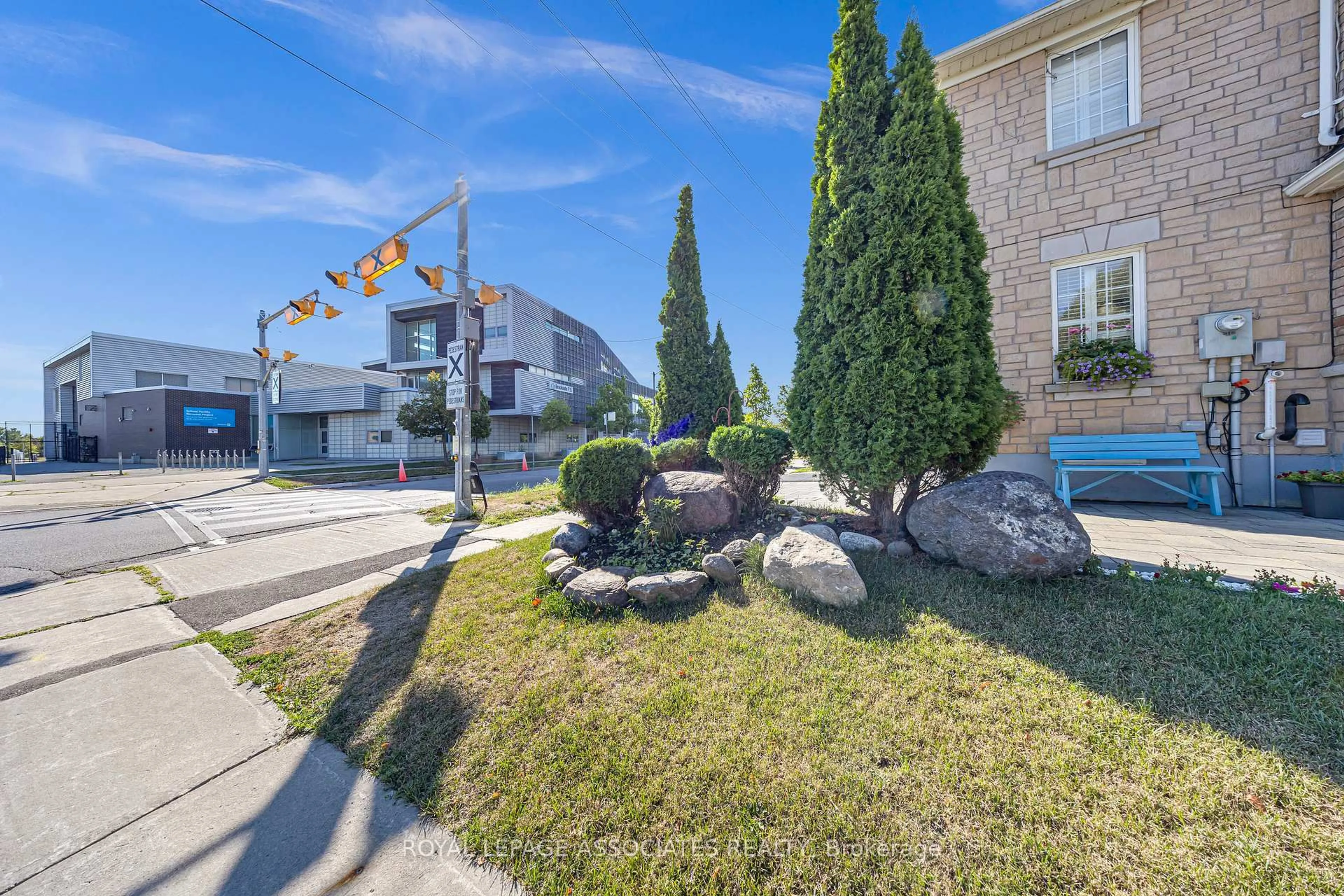 Patio, street for 41 Pinoak St, Toronto Ontario M1X 1W7