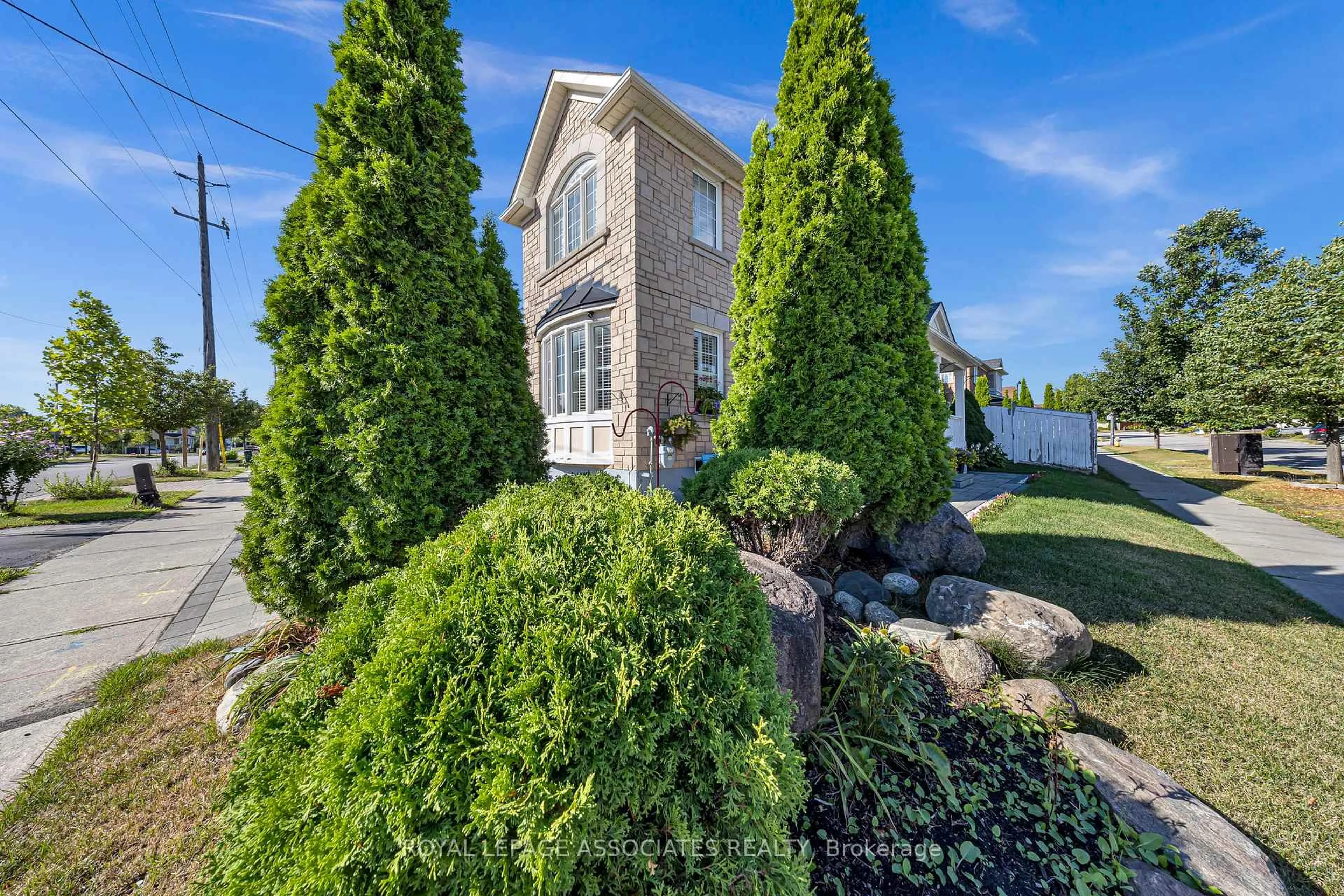A pic from outside/outdoor area/front of a property/back of a property/a pic from drone, unknown for 41 Pinoak St, Toronto Ontario M1X 1W7