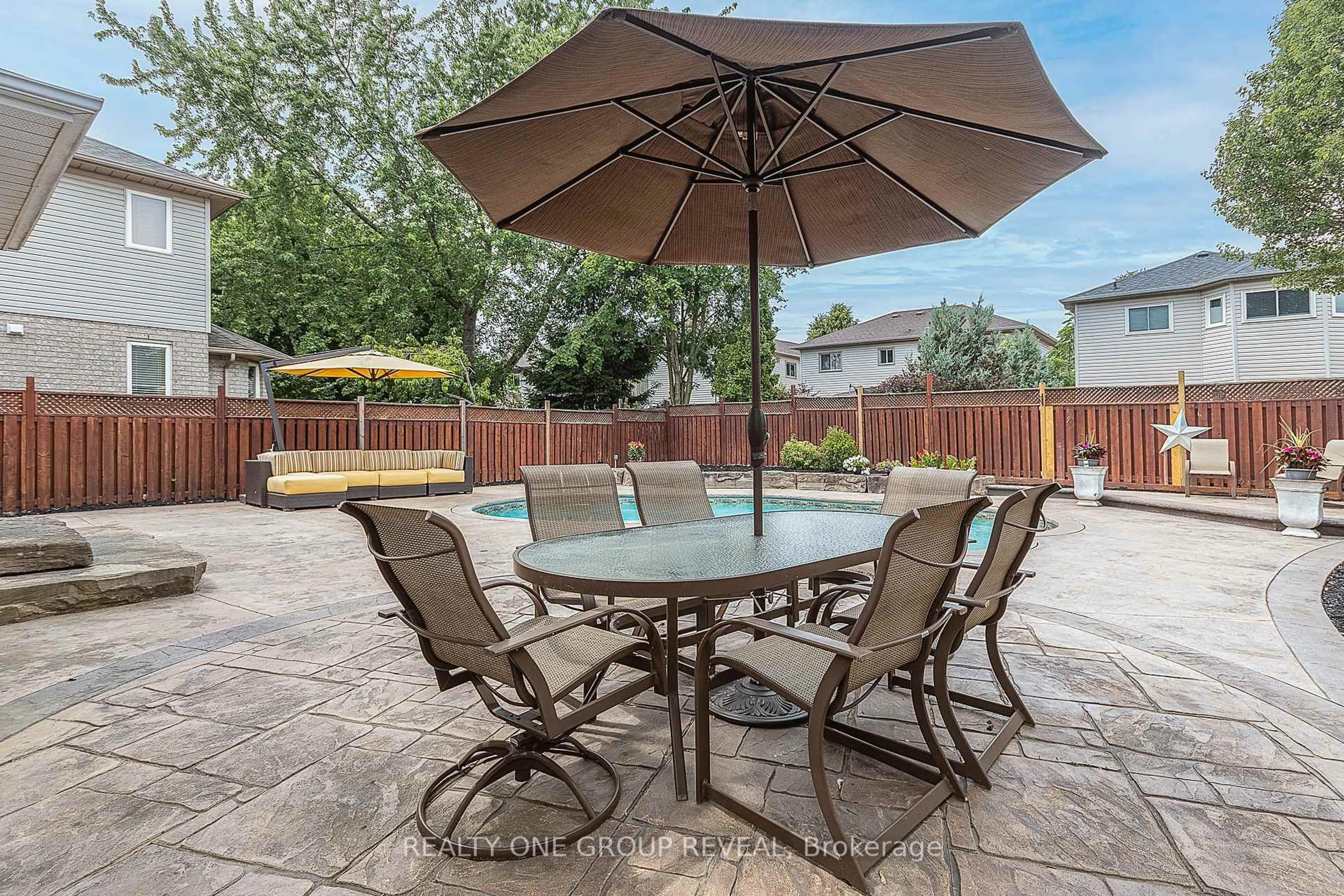 Patio, street for 1003 Catskill Dr, Oshawa Ontario L1J 8N7