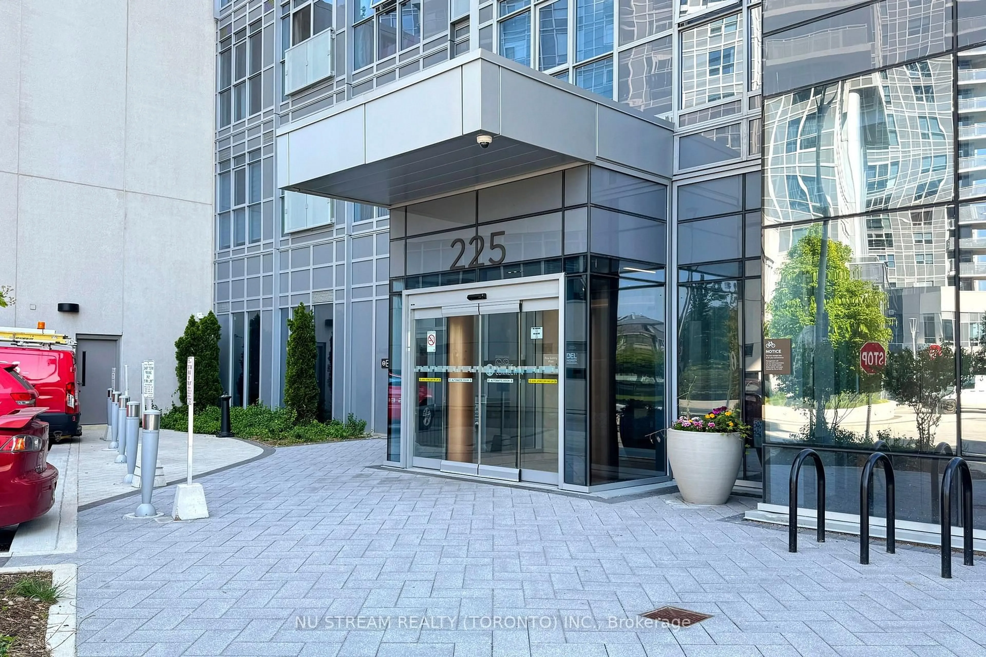 Indoor foyer for 225 Village Green Sq #2403, Toronto Ontario M1S 0N4