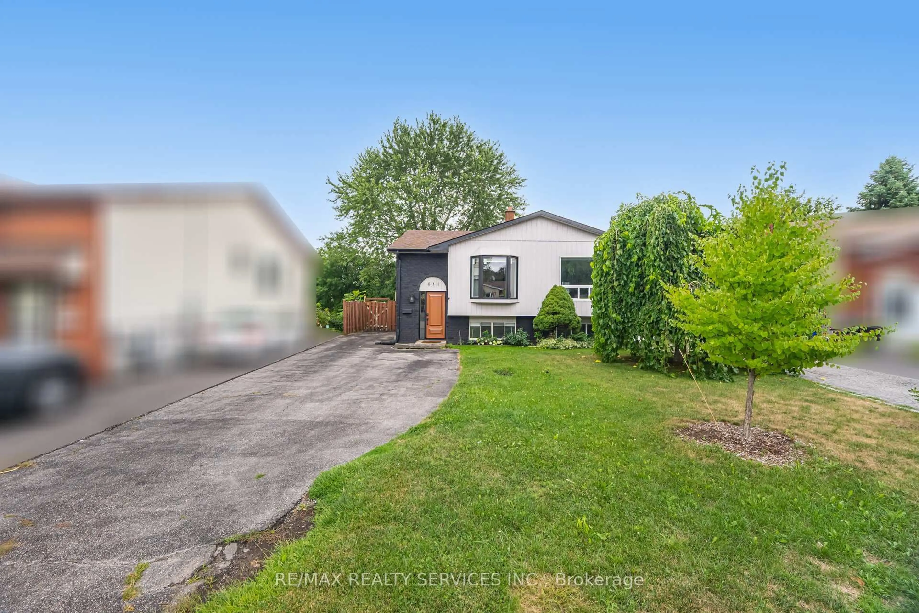 A pic from outside/outdoor area/front of a property/back of a property/a pic from drone, street for 641 Deauville Crt, Oshawa Ontario L1K 1R1
