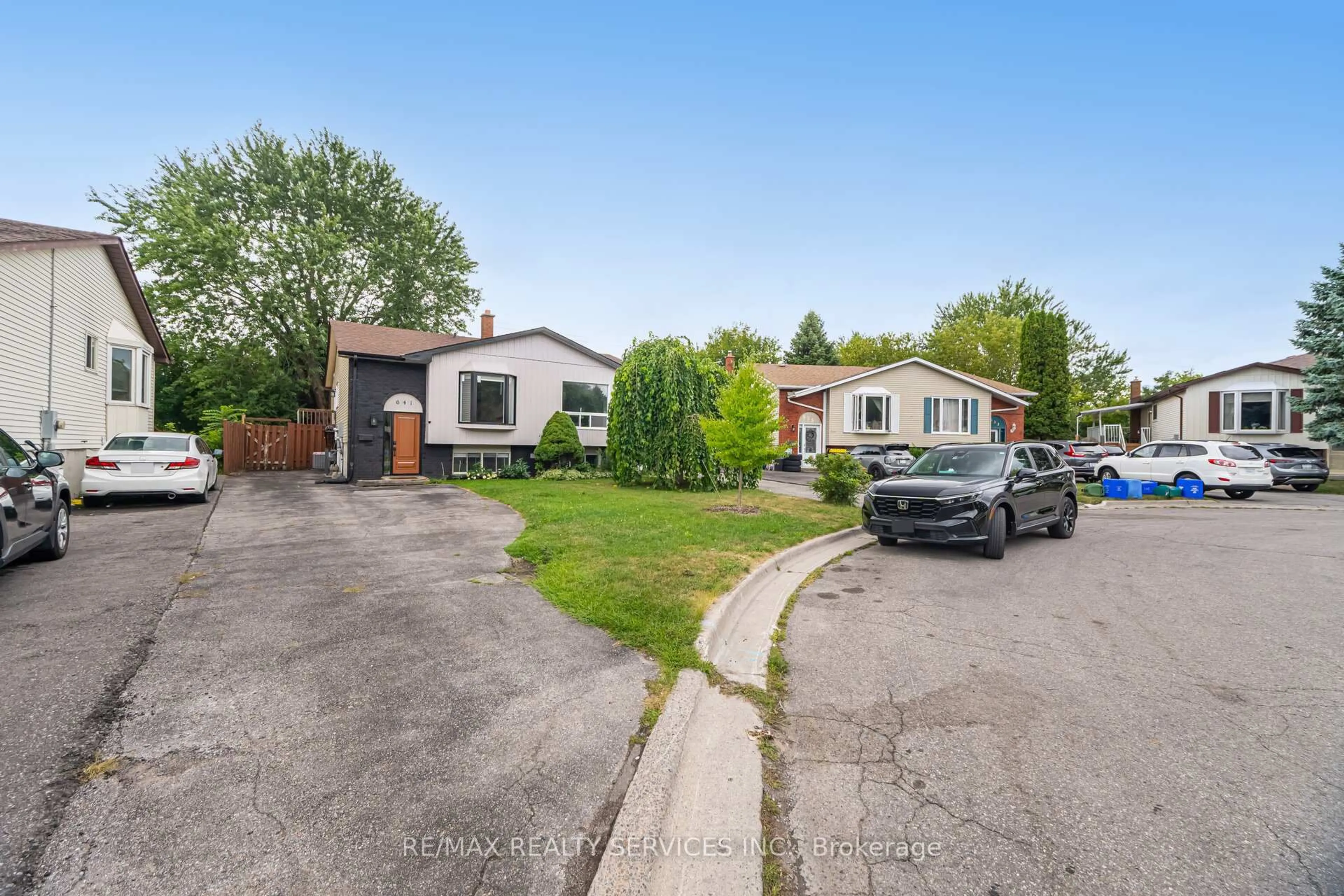 A pic from outside/outdoor area/front of a property/back of a property/a pic from drone, street for 641 Deauville Crt, Oshawa Ontario L1K 1R1