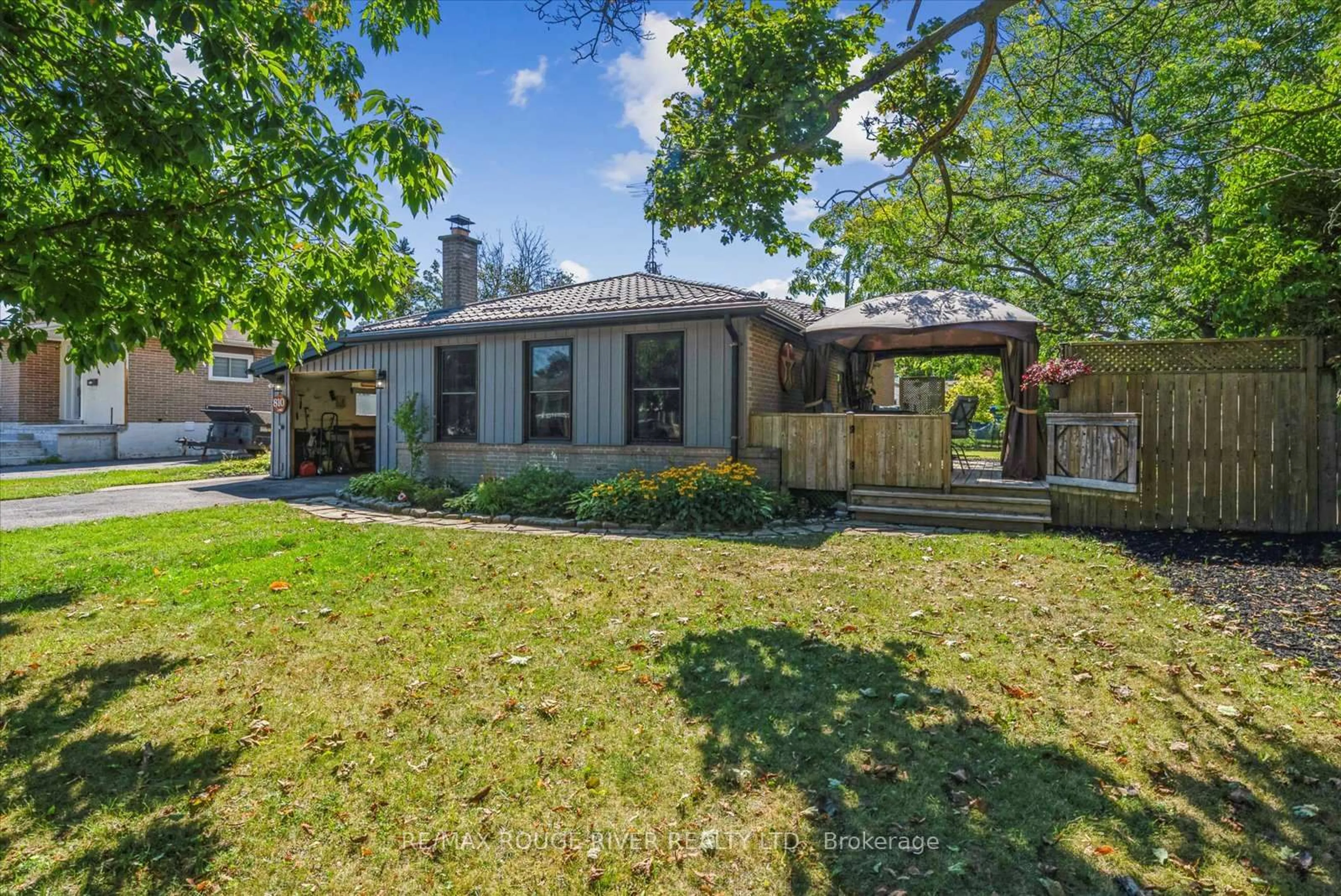 A pic from outside/outdoor area/front of a property/back of a property/a pic from drone, street for 810 Zator Ave, Pickering Ontario L1W 1X9