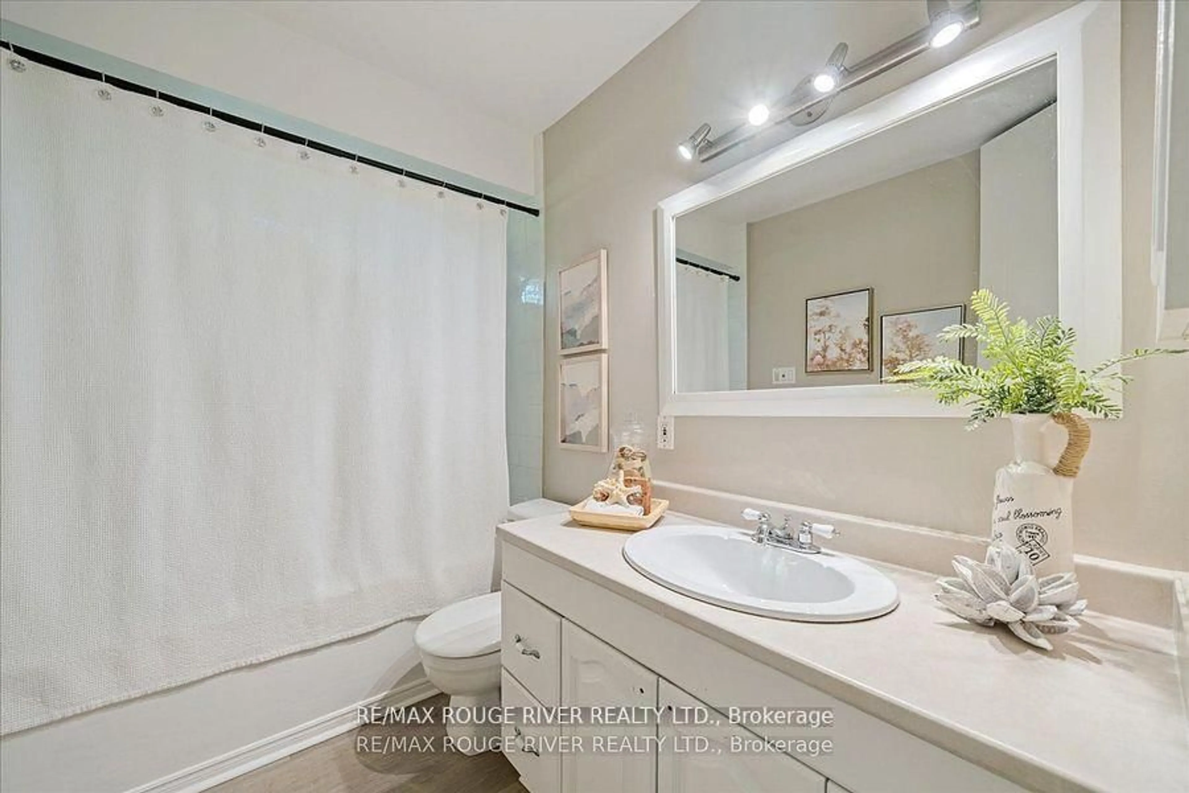Standard bathroom, ceramic/tile floor for 810 Zator Ave, Pickering Ontario L1W 1X9