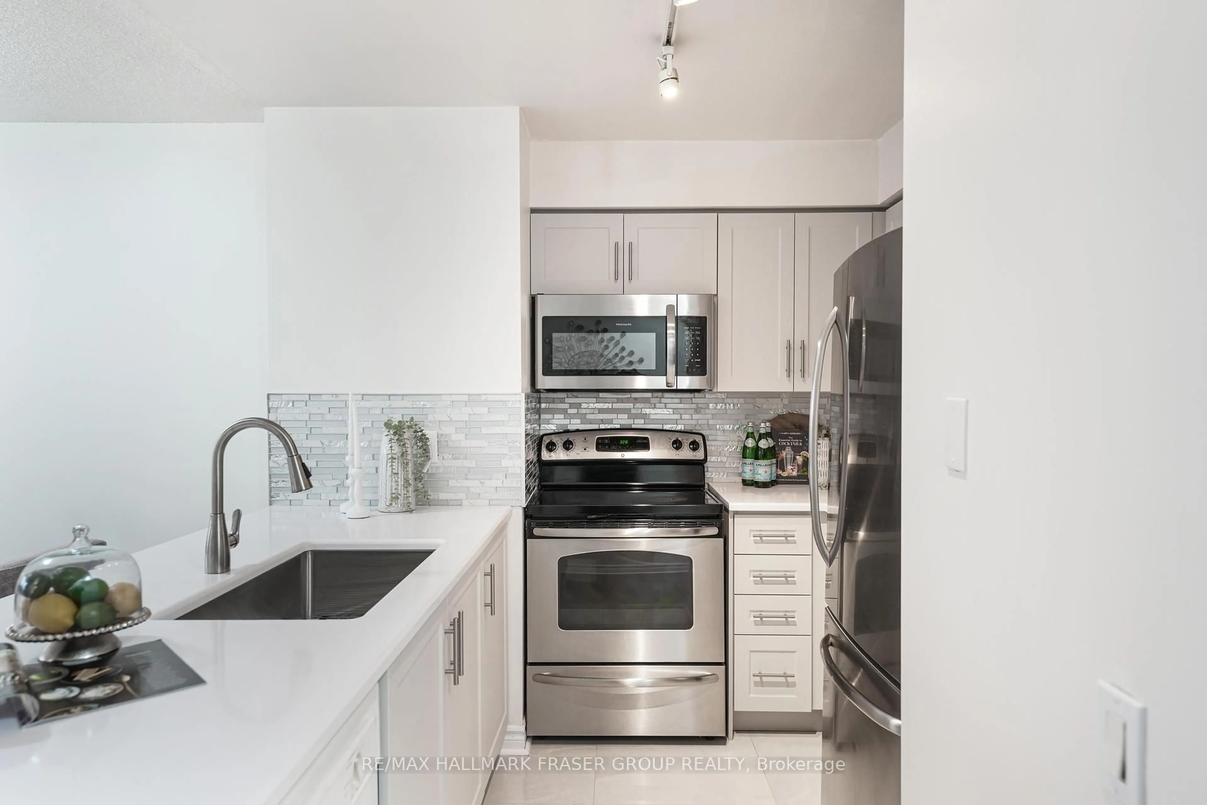 Standard kitchen, ceramic/tile floor for 8 Mondeo Dr #512, Toronto Ontario M1P 5C7