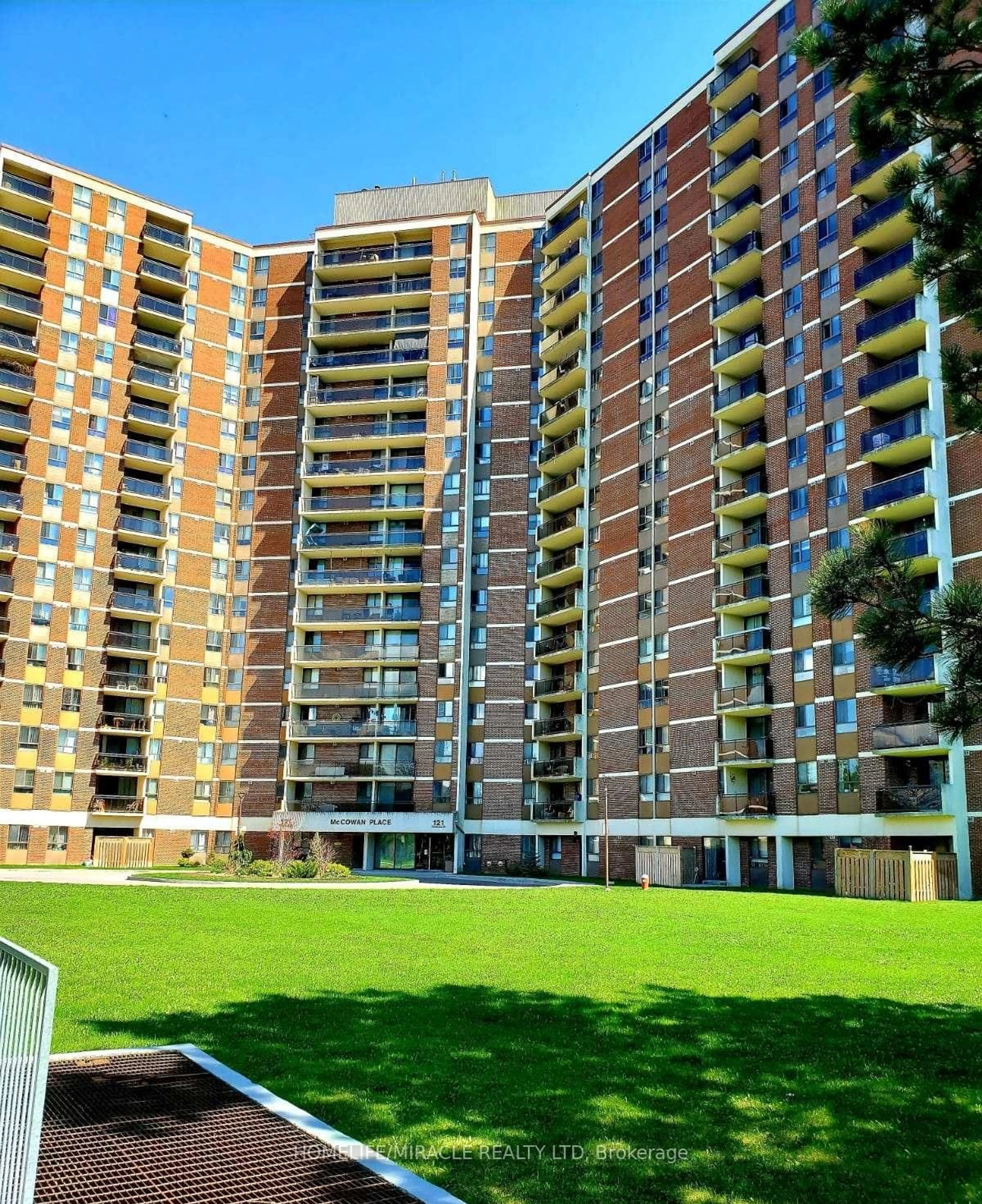 A pic from outside/outdoor area/front of a property/back of a property/a pic from drone, unknown for 121 Trudelle St #814, Toronto Ontario M1J 3K4