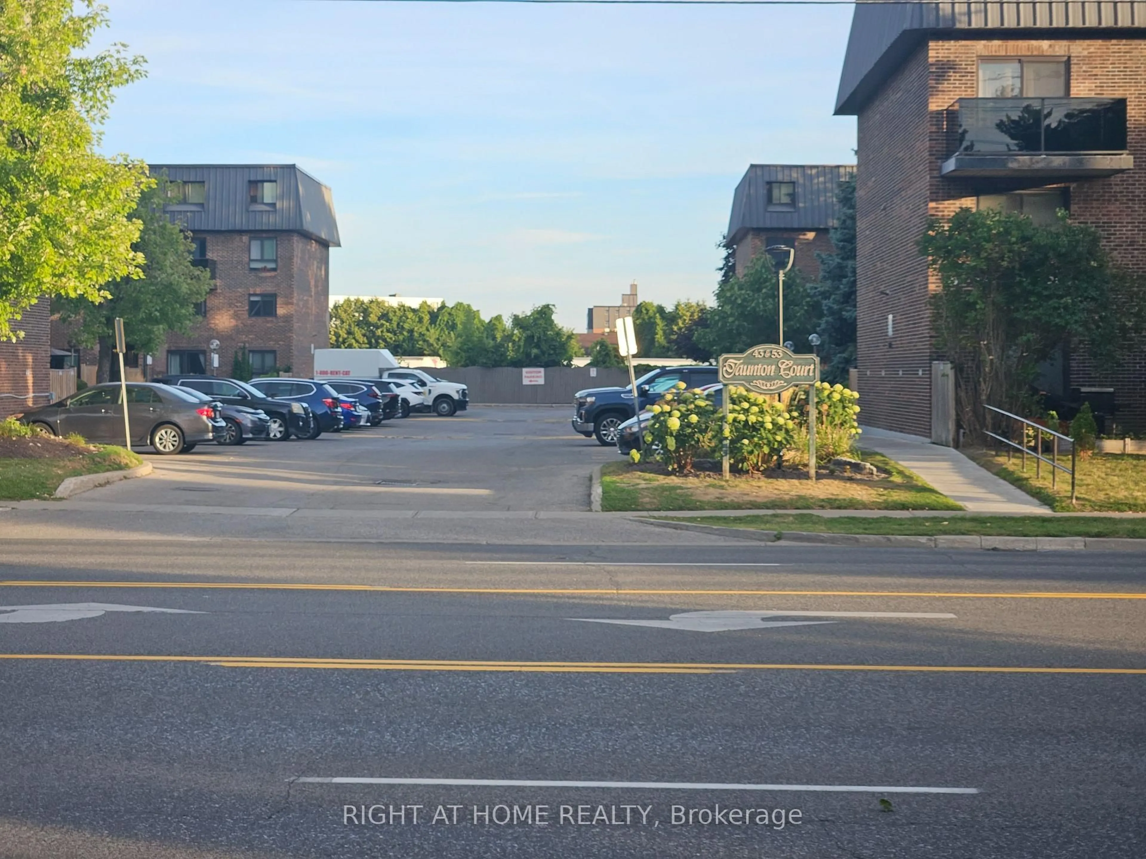 Blurry image for 53 Taunton Rd #61, Oshawa Ontario L1G 3T6