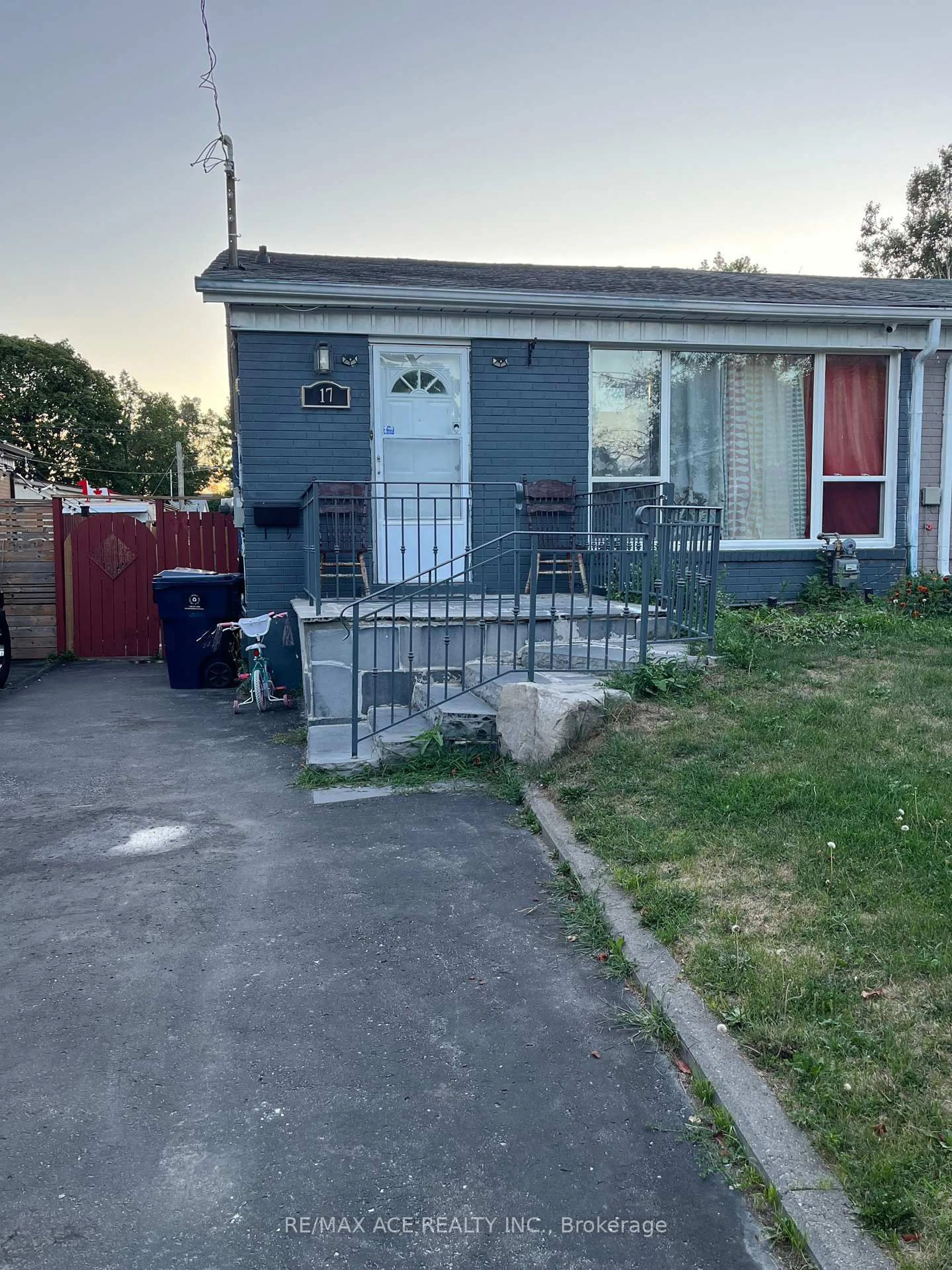 A pic from outside/outdoor area/front of a property/back of a property/a pic from drone, street for 17 Huddleston Crt, Toronto Ontario M1L 4L1