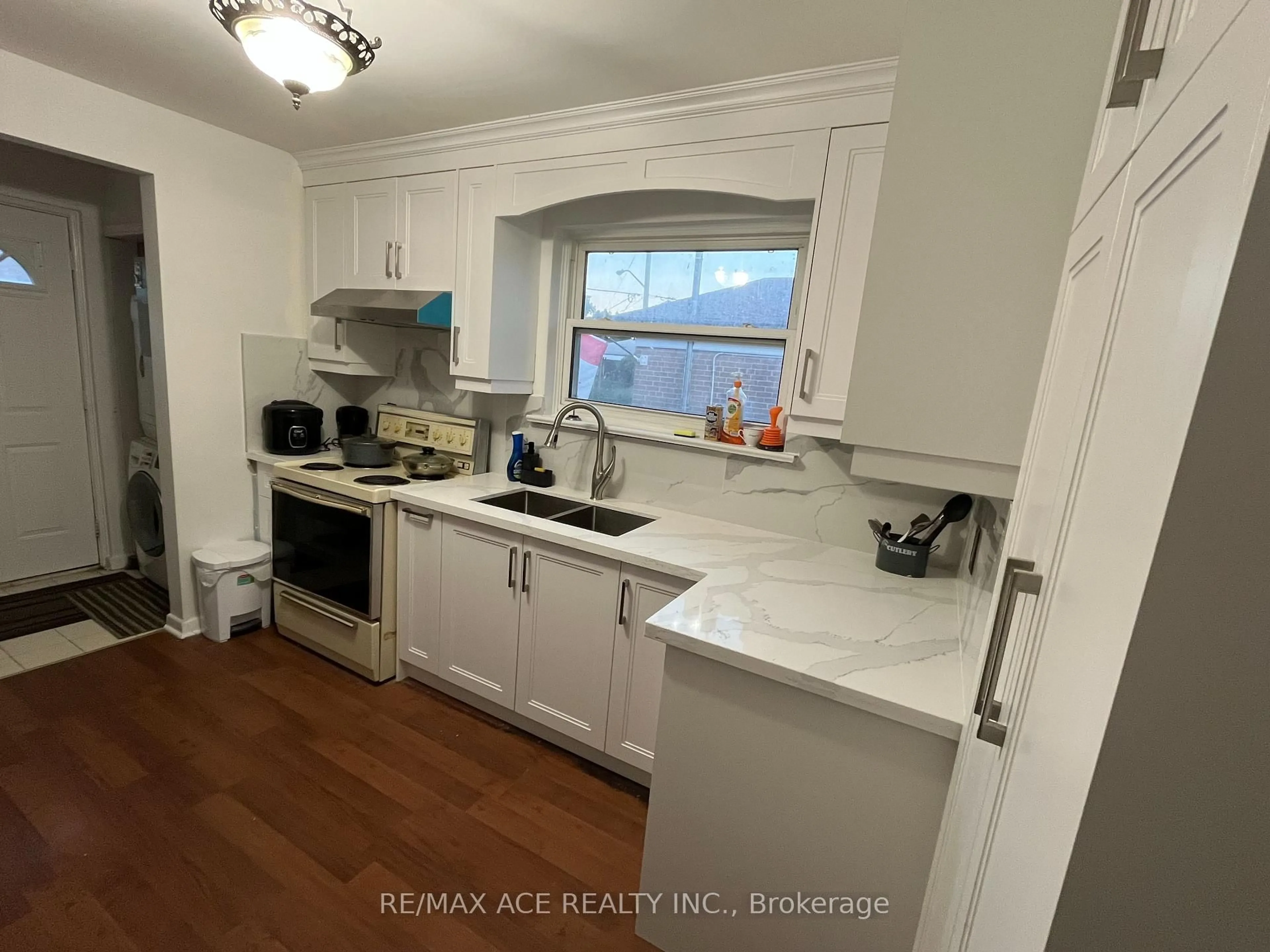 Standard kitchen, ceramic/tile floor for 17 Huddleston Crt, Toronto Ontario M1L 4L1