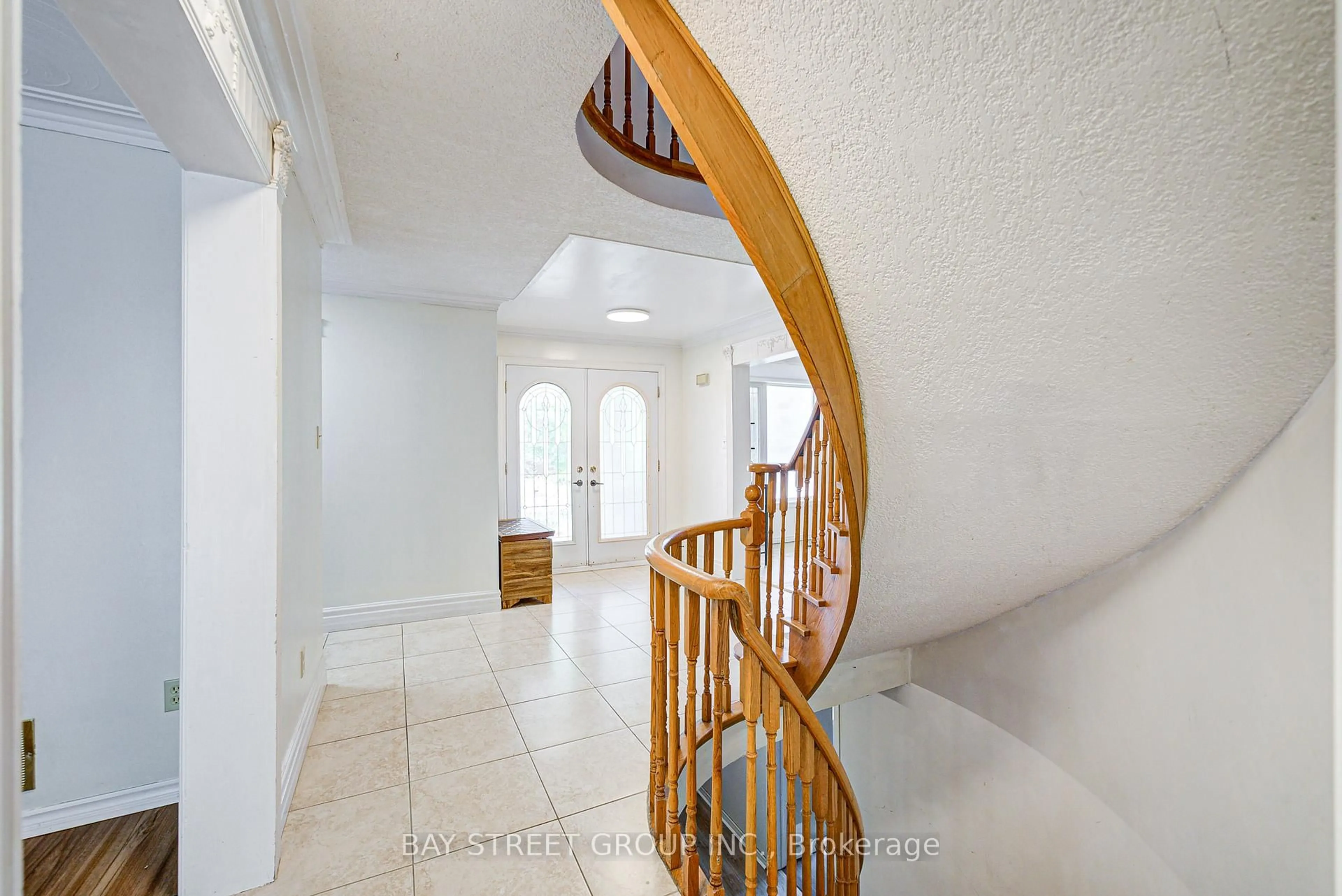 Indoor foyer for 2 Intrepid Dr, Whitby Ontario L1N 8R7