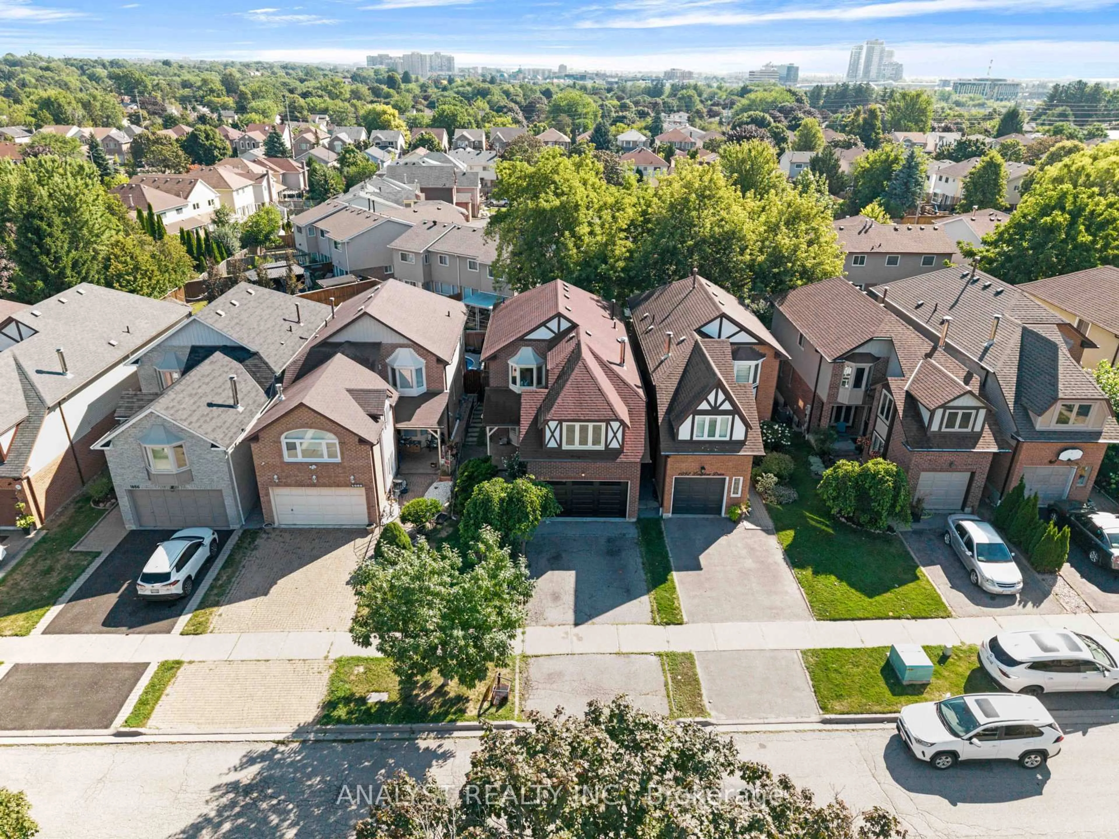 A pic from outside/outdoor area/front of a property/back of a property/a pic from drone, street for 1090 longbow Dr, Pickering Ontario L1V 5X3