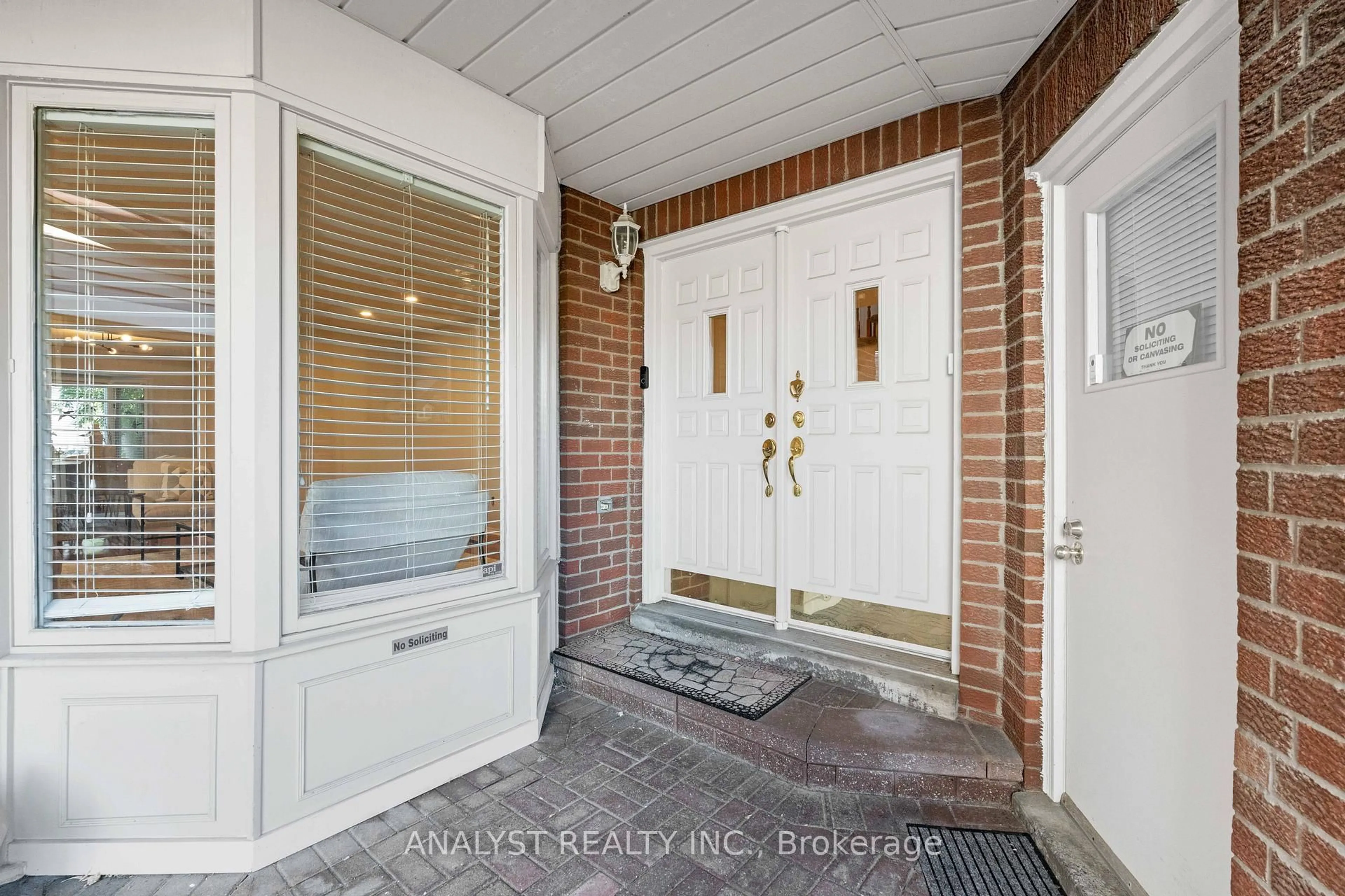Indoor entryway for 1090 longbow Dr, Pickering Ontario L1V 5X3