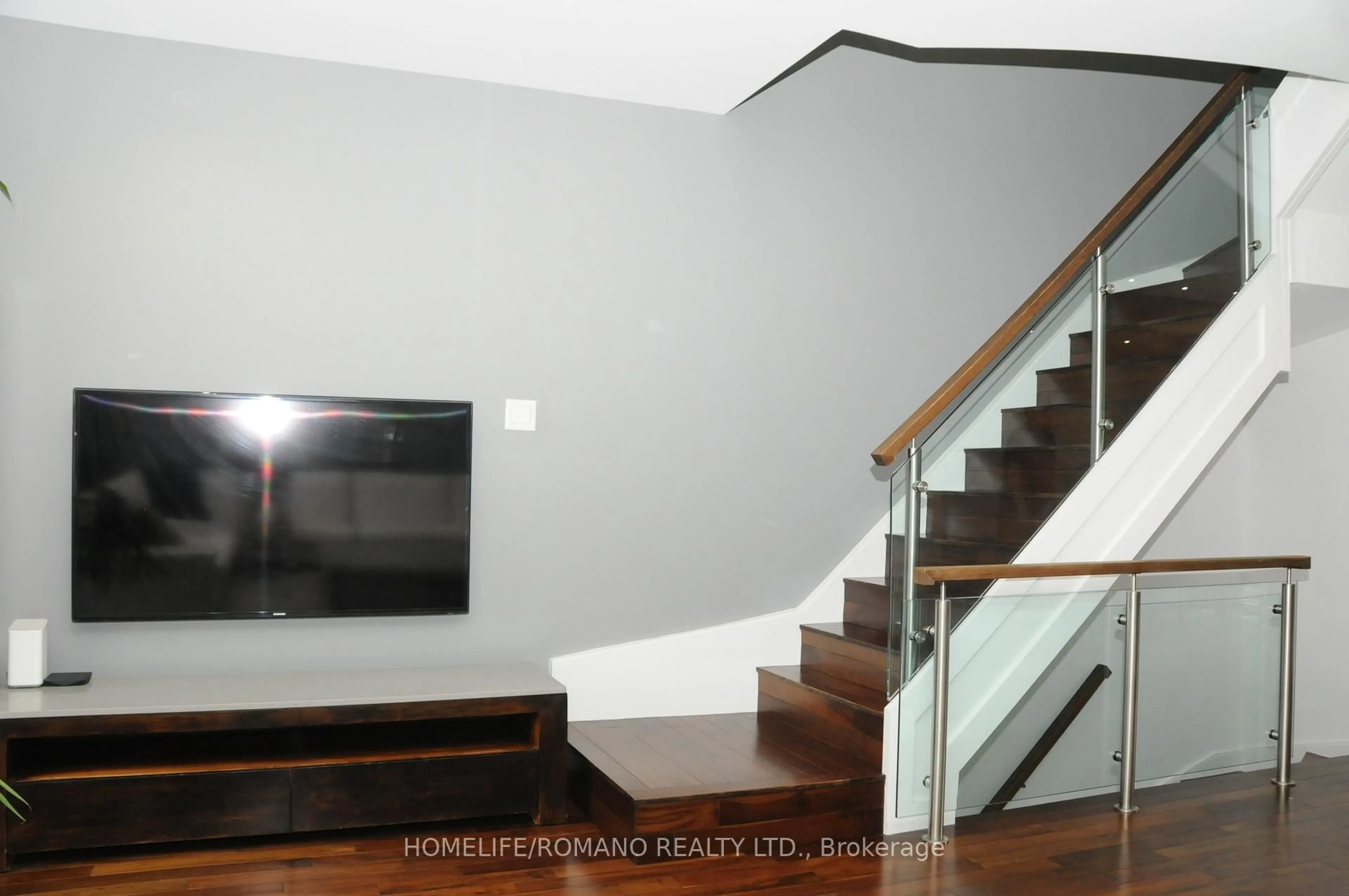 Unknown for 10 Glen Hill Dr, Whitby Ontario L1N 6Z9