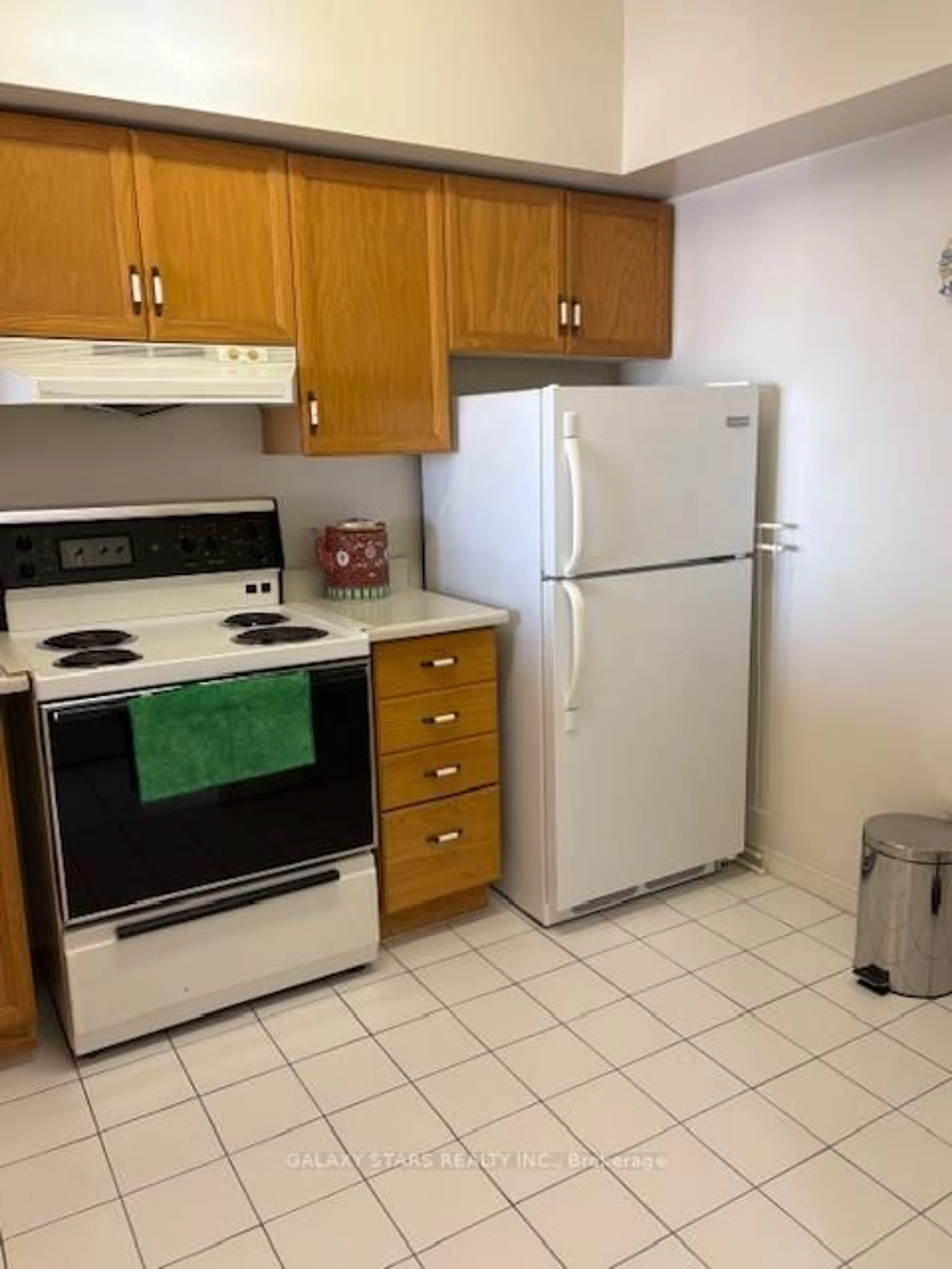 Standard kitchen, unknown for 400 Mclevin Ave #1012, Toronto Ontario M1B 5J4