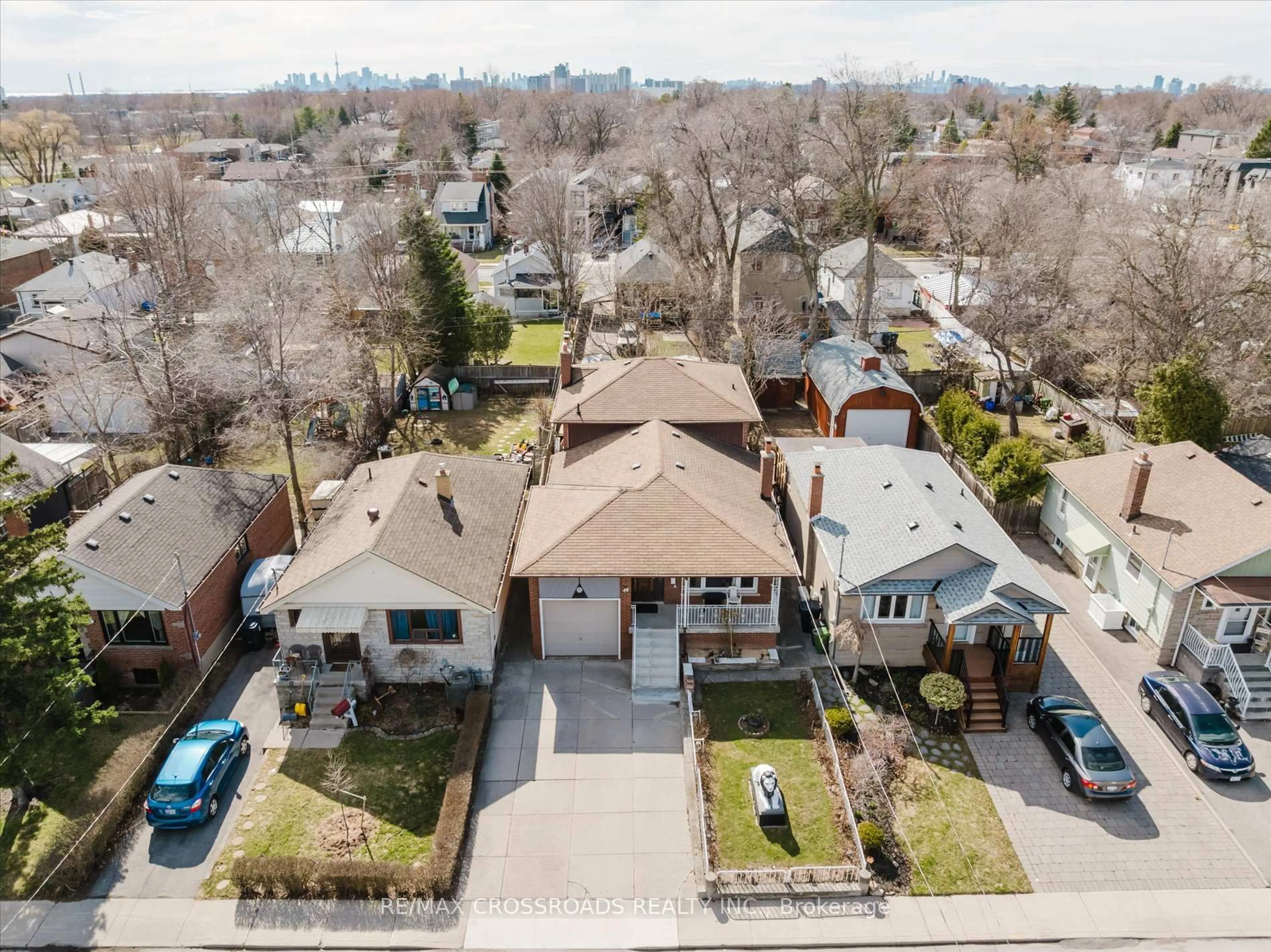 A pic from outside/outdoor area/front of a property/back of a property/a pic from drone, street for 48 Phillip Ave, Toronto Ontario M1N 3P9
