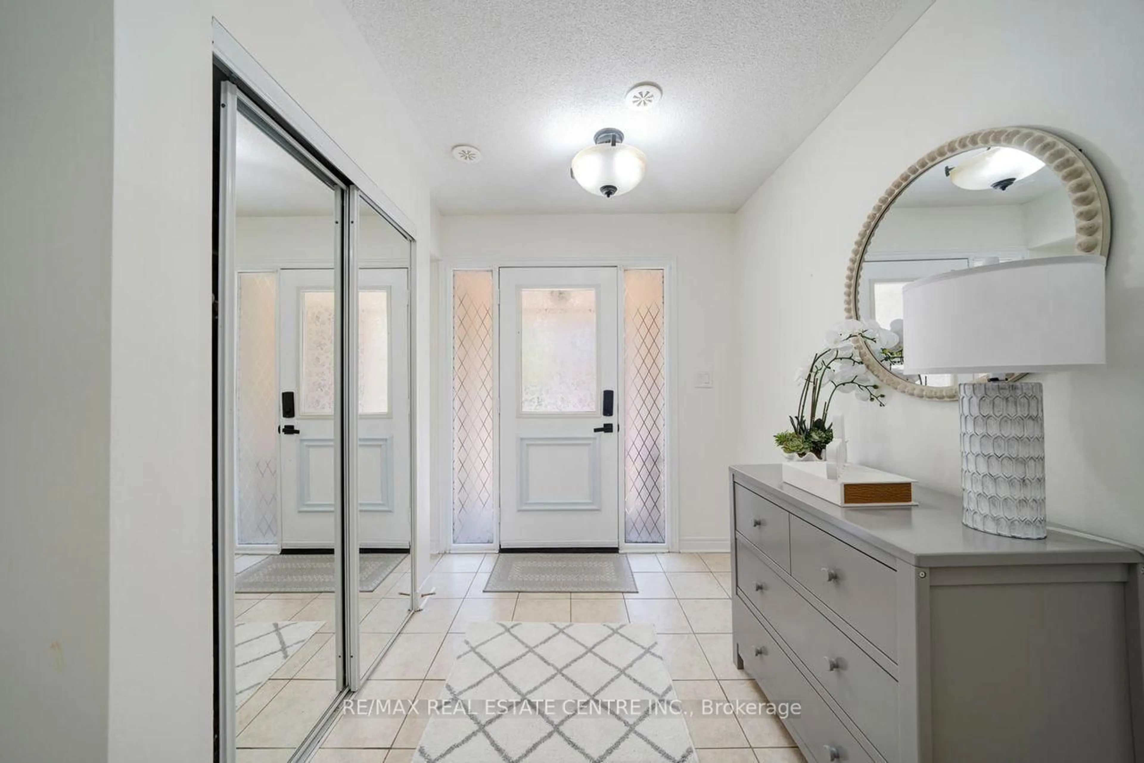 Indoor entryway for 1250 St. Martins Dr #66, Pickering Ontario L1W 0A2