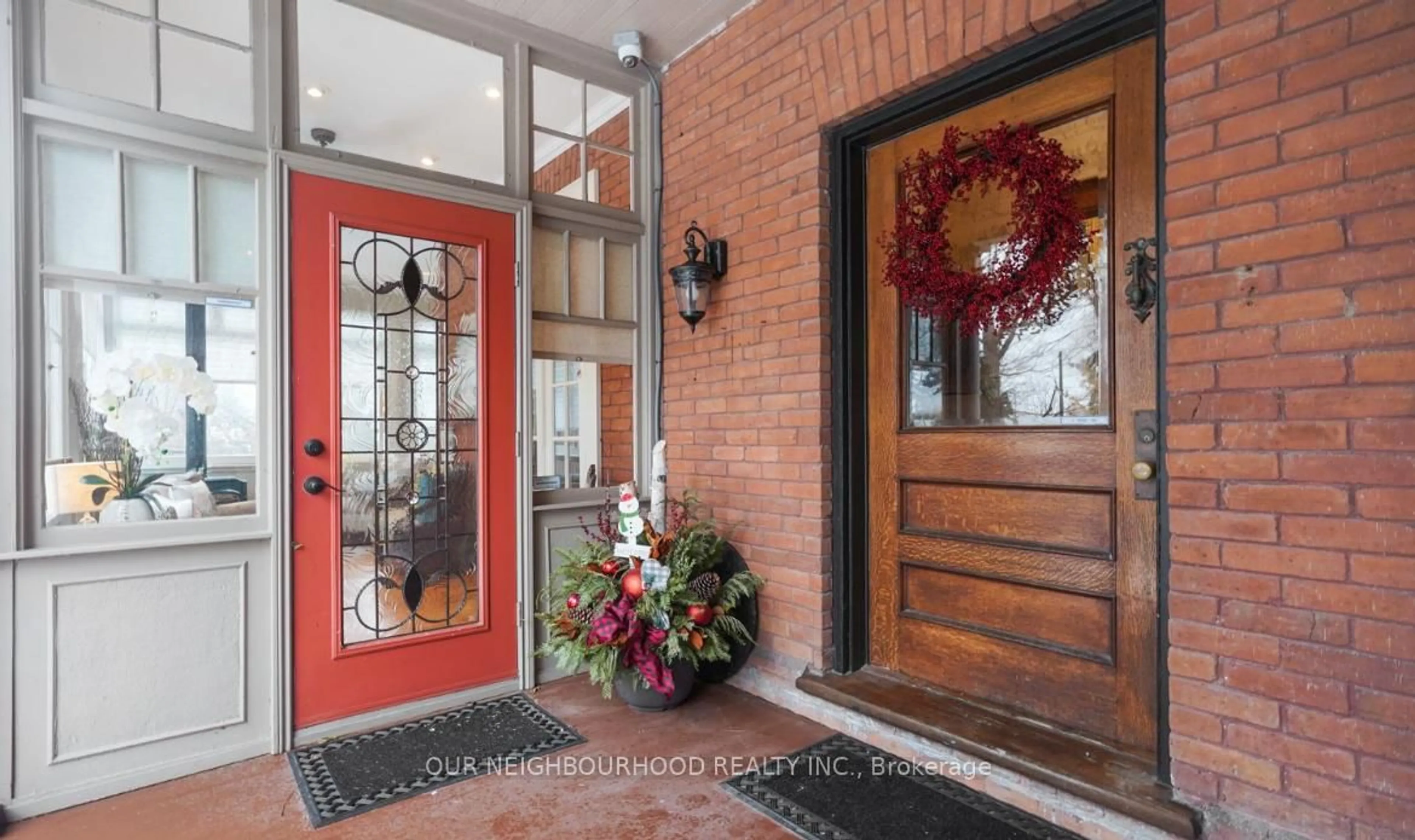 Indoor entryway for 305 Trent St, Whitby Ontario L1N 1M3