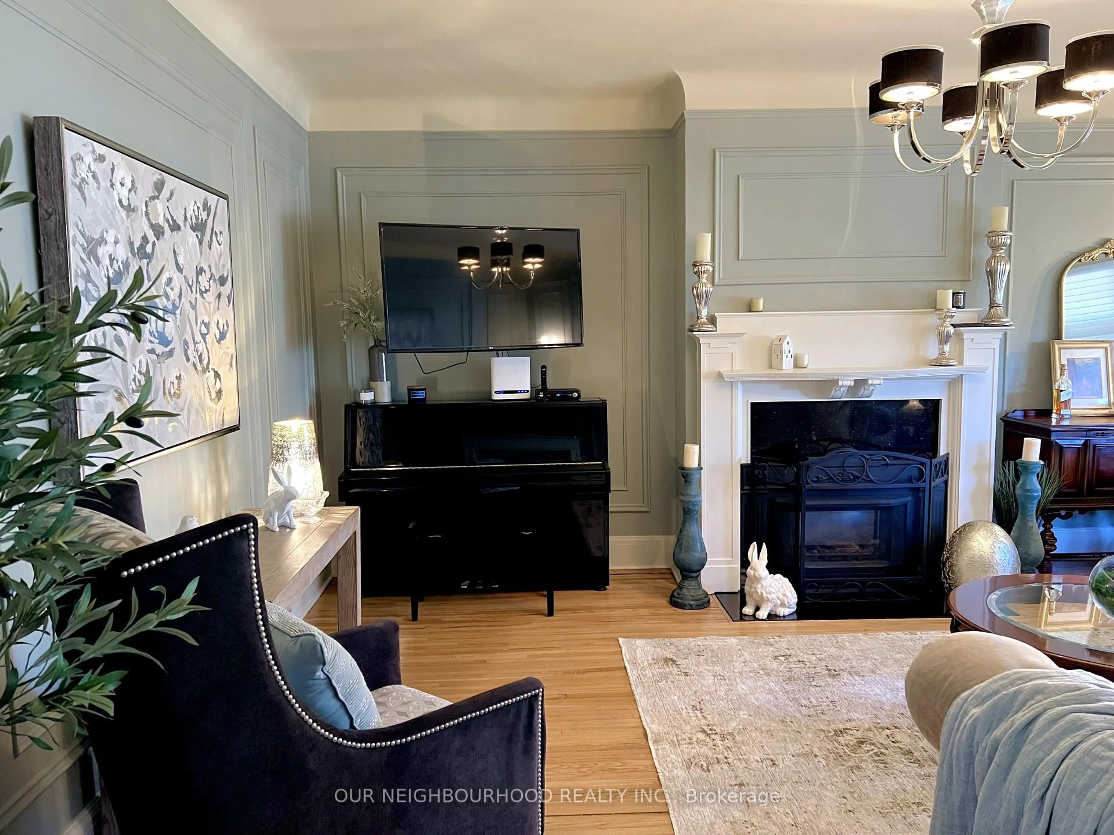 Living room with furniture, unknown for 305 Trent St, Whitby Ontario L1N 1M3