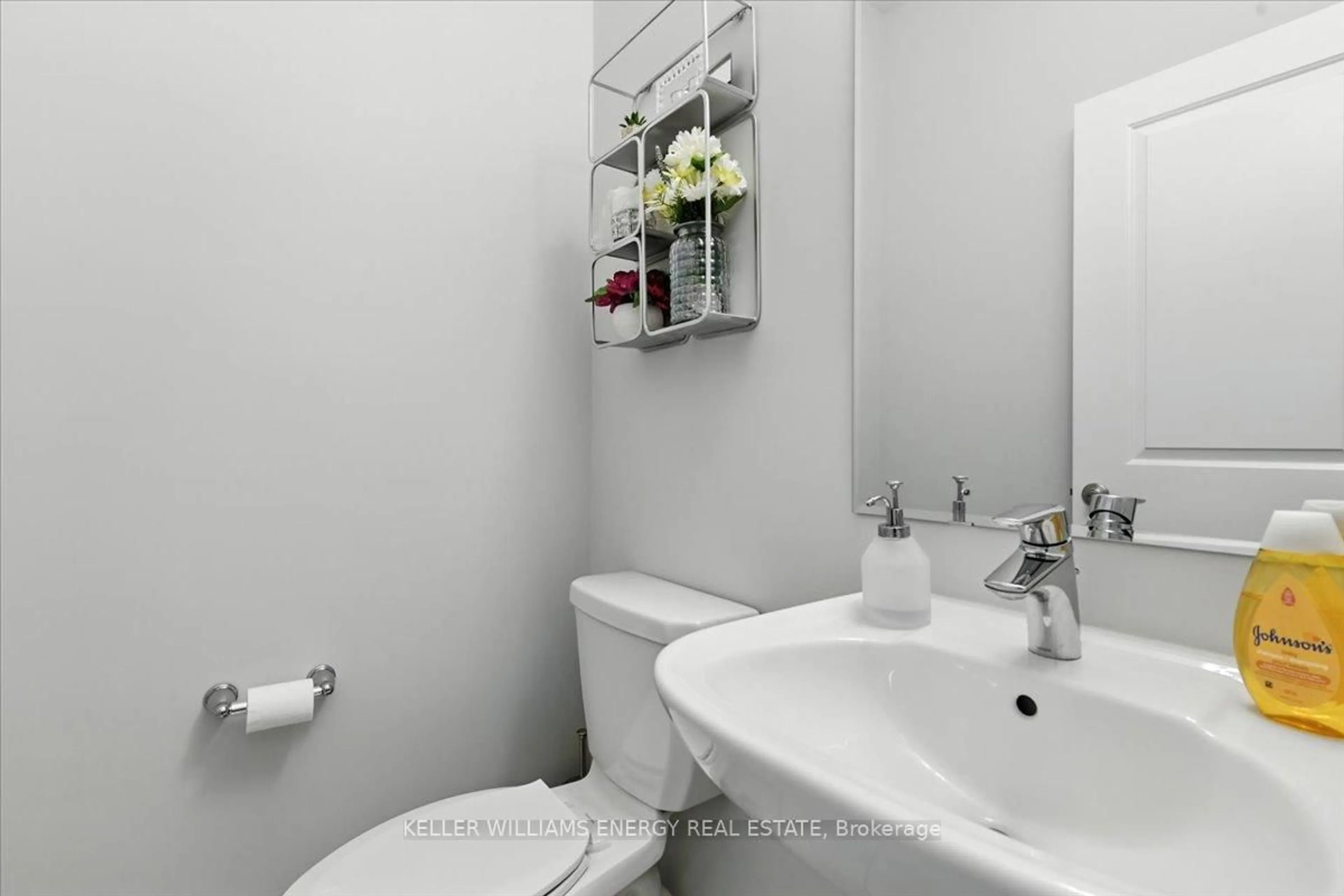 Standard bathroom, ceramic/tile floor for 6 Marlborough St, Whitby Ontario L1R 0R2