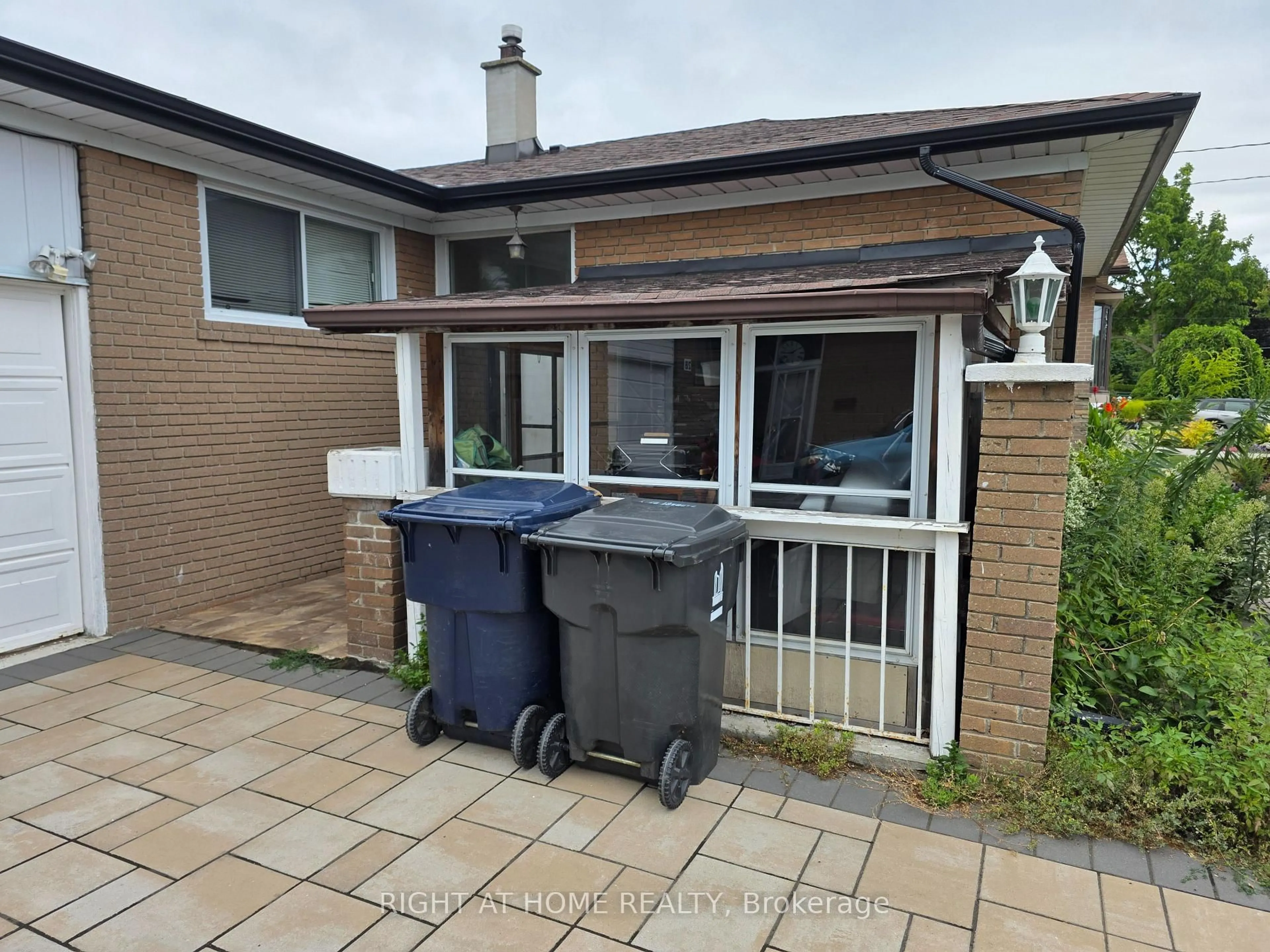 A pic from outside/outdoor area/front of a property/back of a property/a pic from drone, street for 220 Livingston Rd, Toronto Ontario M1E 1L7