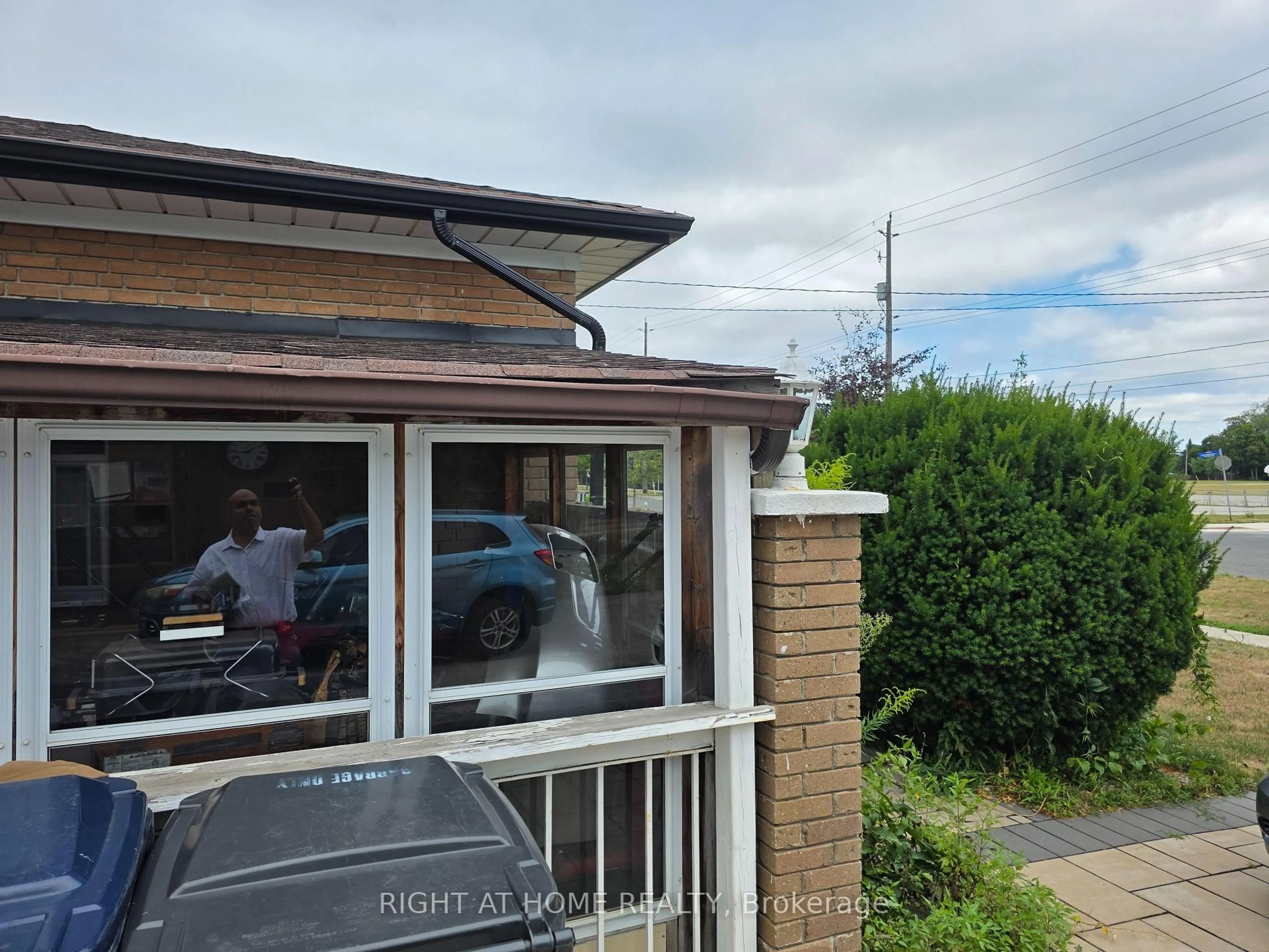 A pic from outside/outdoor area/front of a property/back of a property/a pic from drone, street for 220 Livingston Rd, Toronto Ontario M1E 1L7