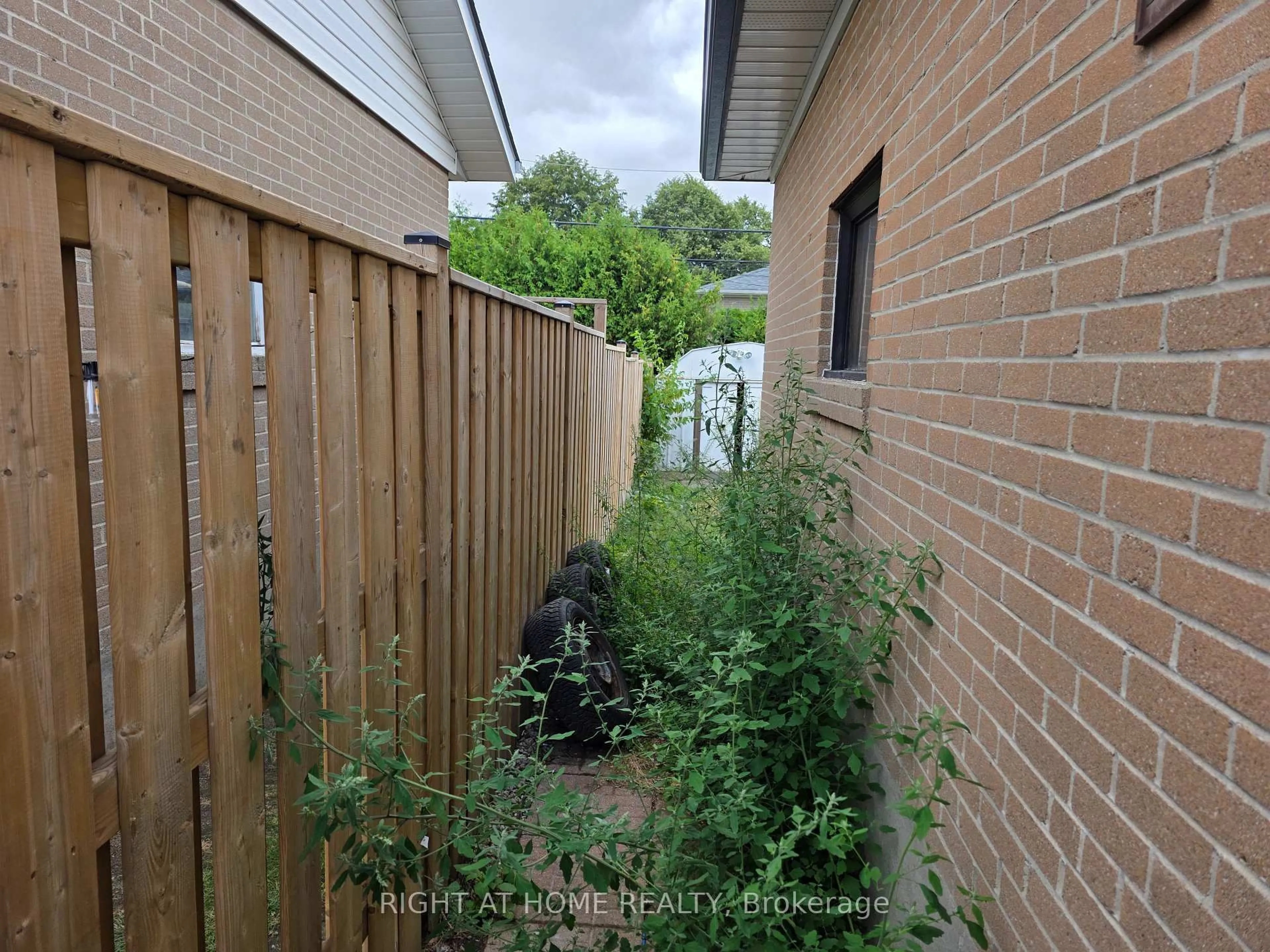 A pic from outside/outdoor area/front of a property/back of a property/a pic from drone, street for 220 Livingston Rd, Toronto Ontario M1E 1L7