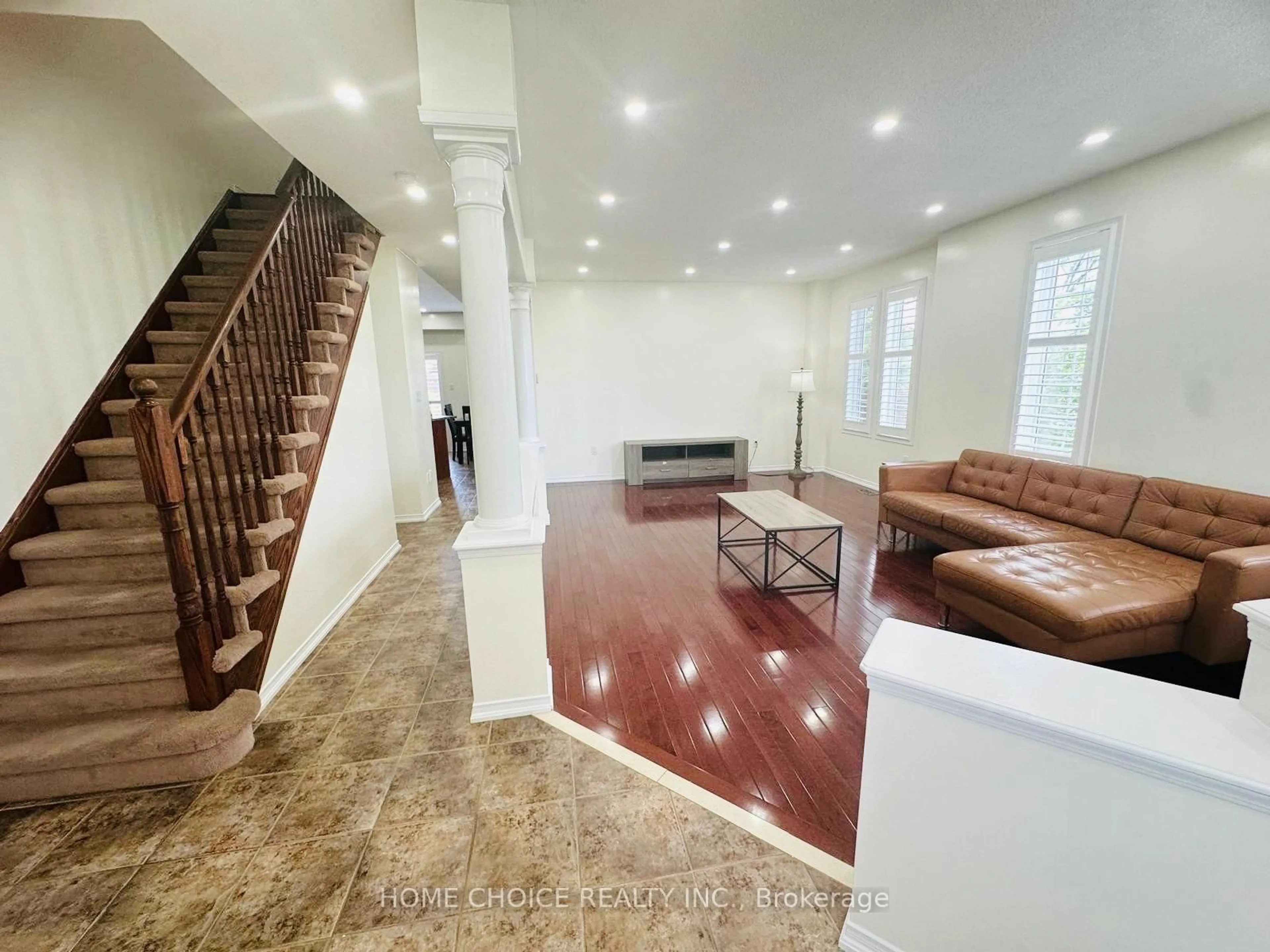 Indoor foyer for 1773 Badgley Dr Dr, Oshawa Ontario L1K 0H5