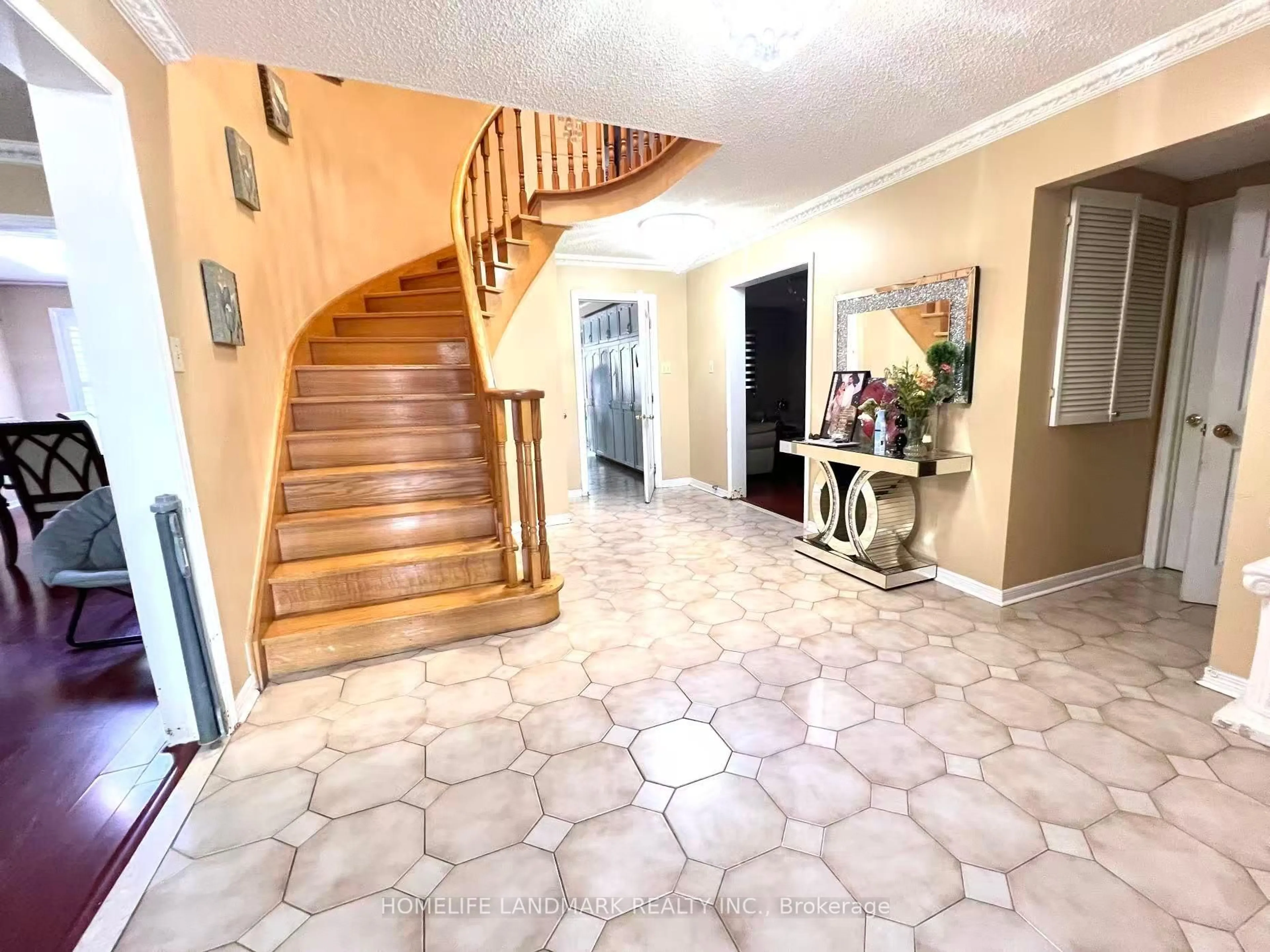 Indoor foyer for 327 Goldhawk Tr, Toronto Ontario M1V 4H2