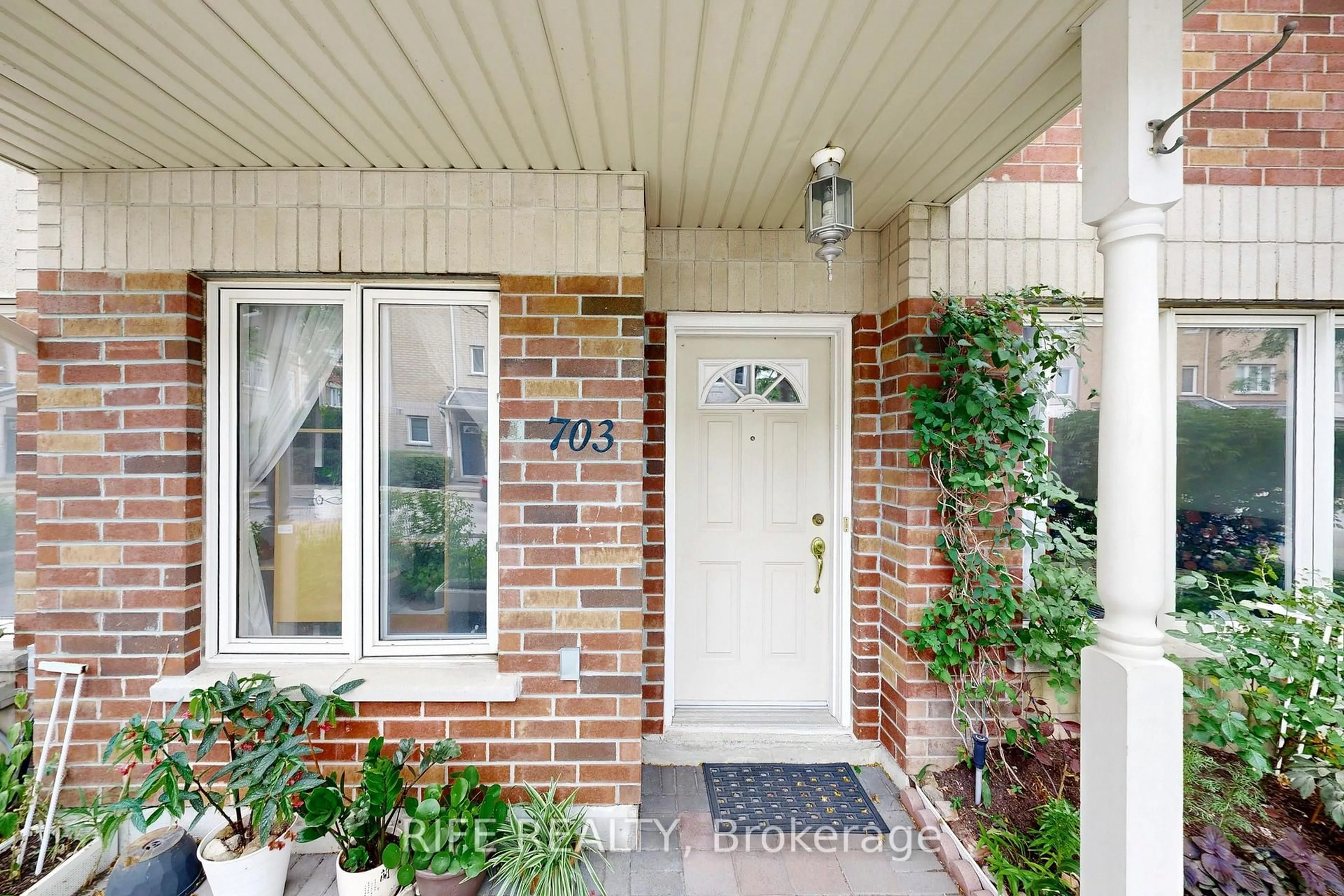 Indoor entryway for 28 Rosebank Dr #703, Toronto Ontario M1B 5Z1