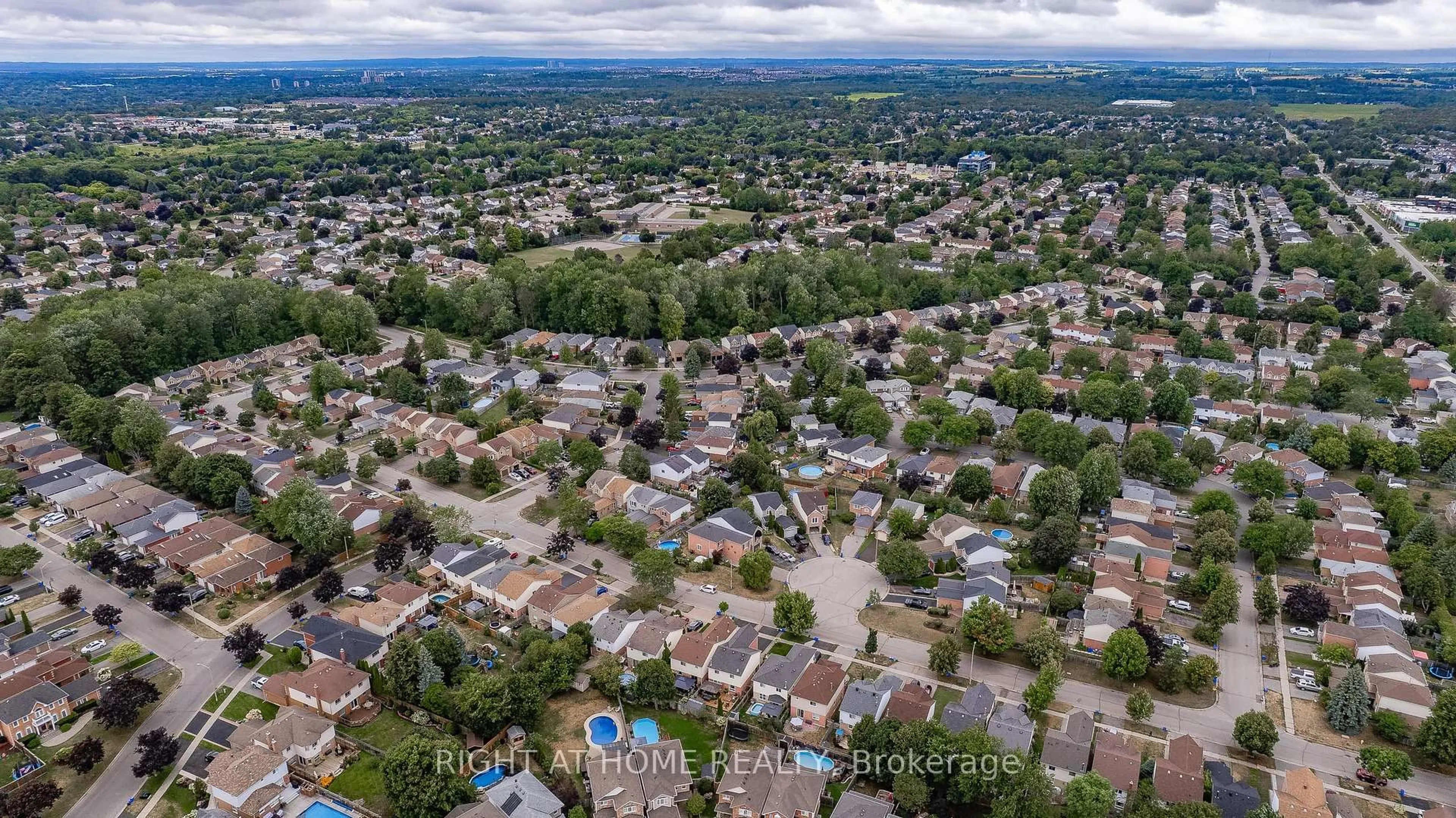 A pic from outside/outdoor area/front of a property/back of a property/a pic from drone, street for 41 Yorkville Dr, Clarington Ontario L1E 2A7